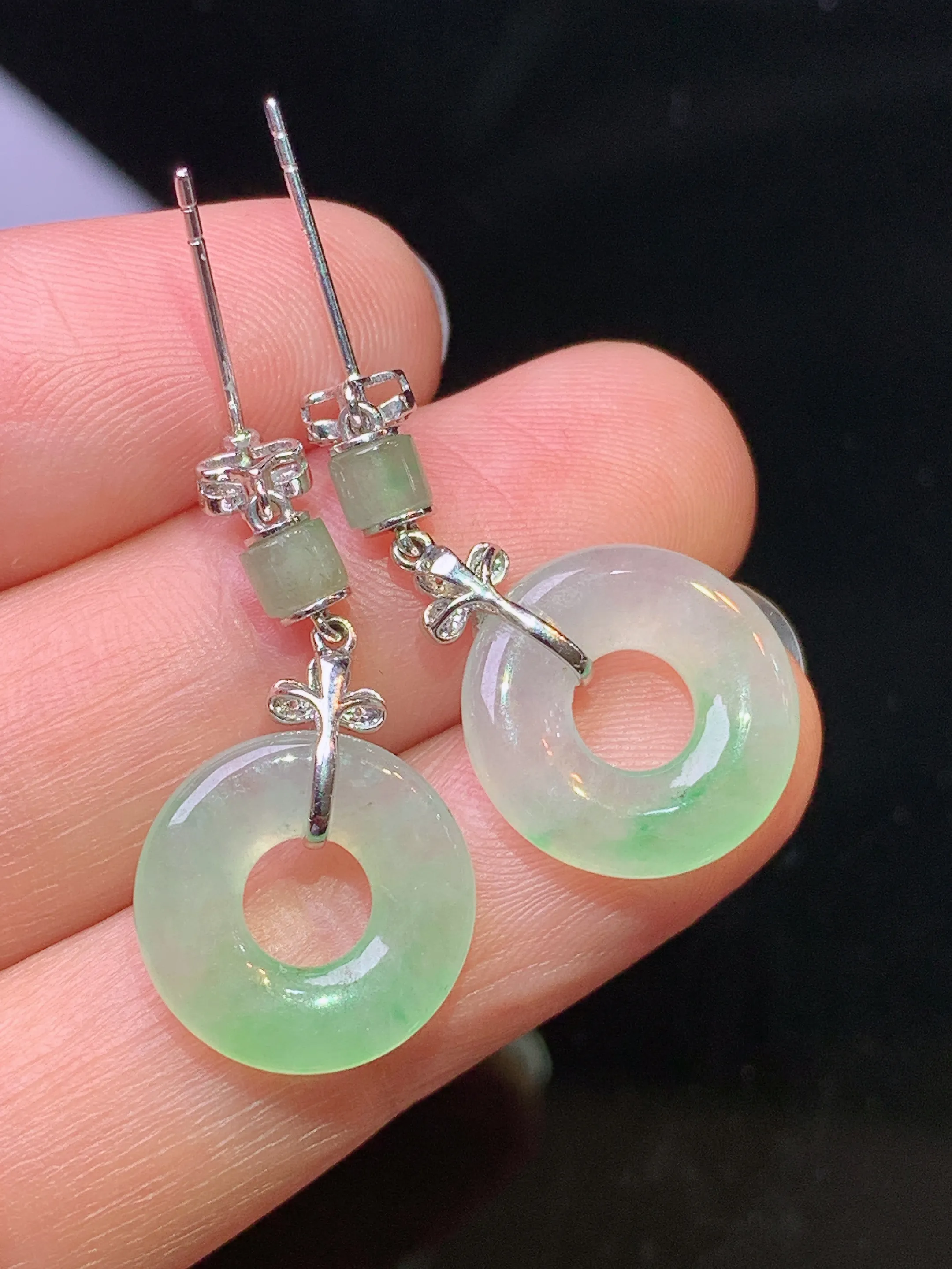 18k金钻镶嵌飘绿平安环耳坠 玉质细腻 色泽清新艳丽 整体尺寸28*13.7*2.7