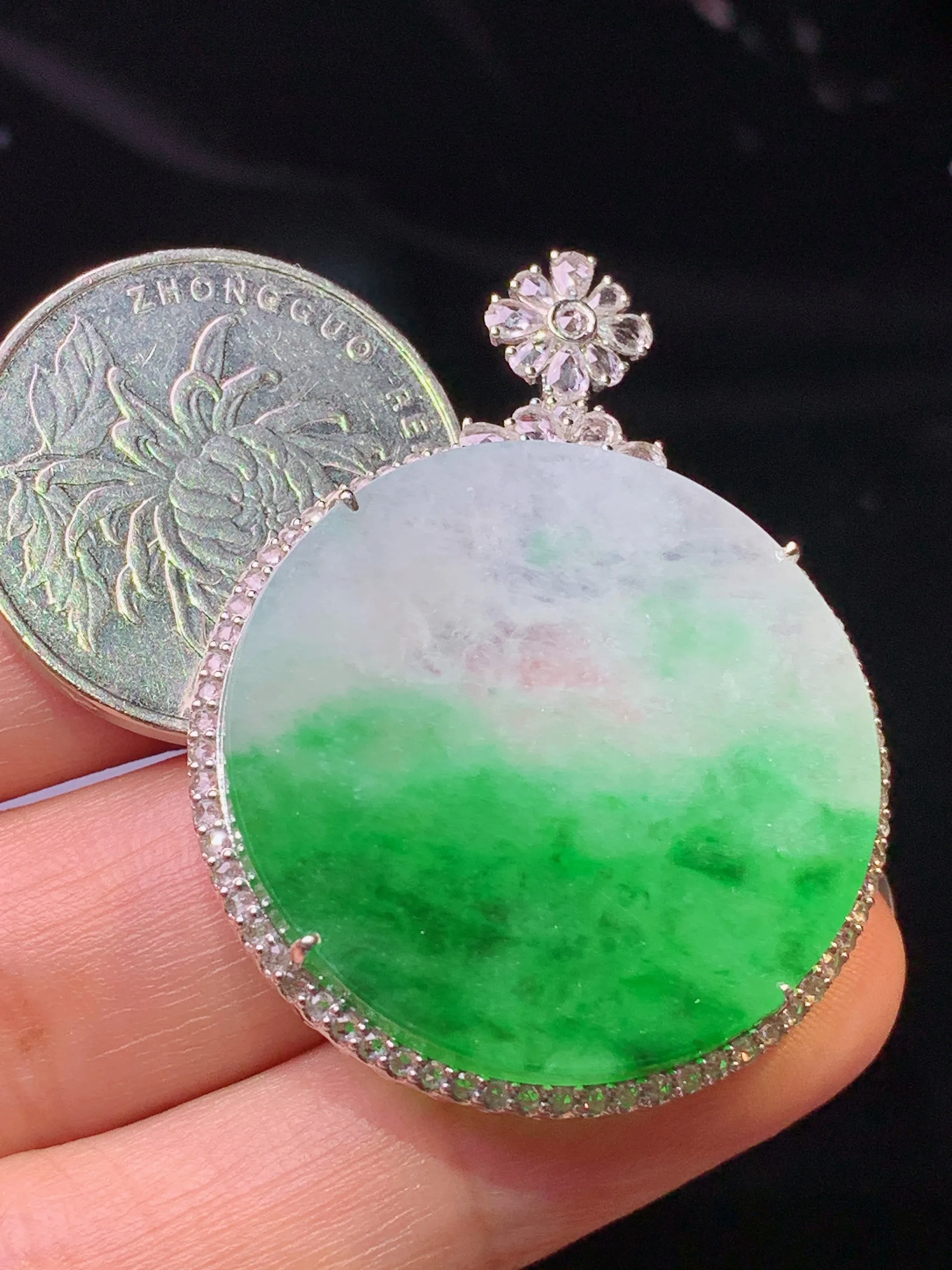 18k金钻镶嵌飘绿圆牌吊坠 玉质细腻 色泽清新艳丽 整体尺寸42.5*32.6*6.5
