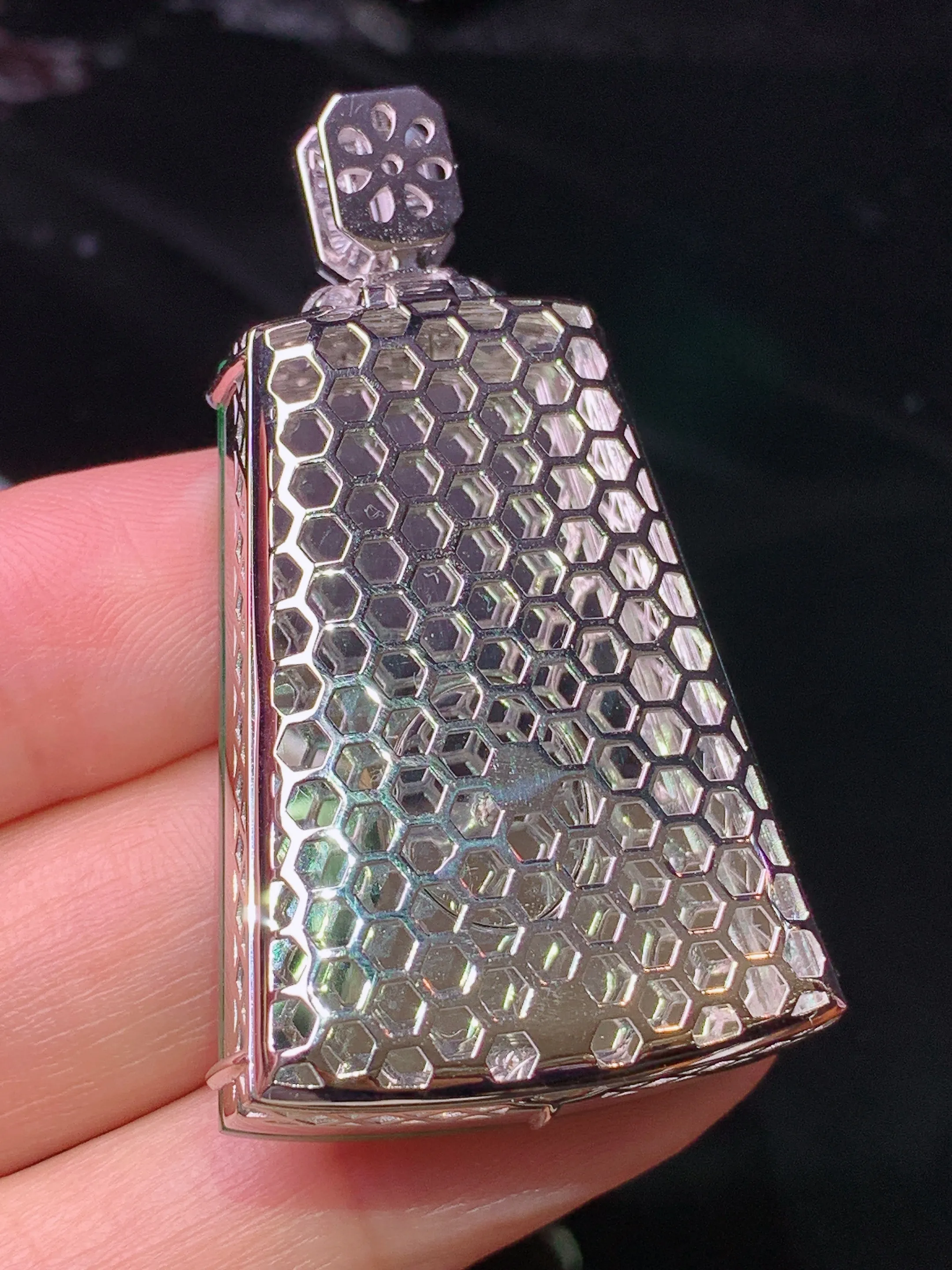 18k金钻镶嵌满绿无事牌吊坠 玉质细腻 色泽清新艳丽 整体尺寸48.6*27.8*9.2