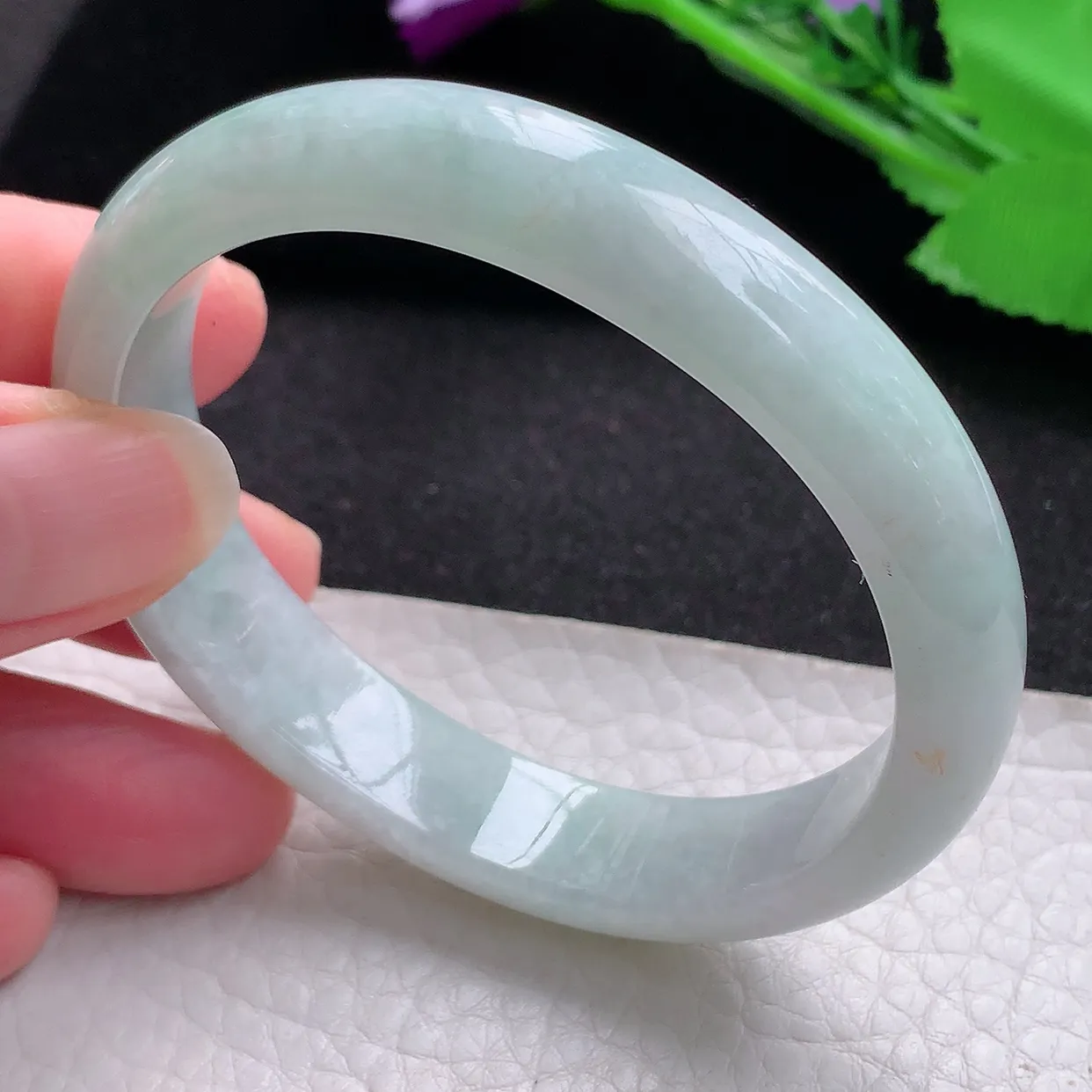 ll自然光55.5*47.5*12*7贵妃镯 翡翠a货玉镯子浅绿蛋形宽边玉手环