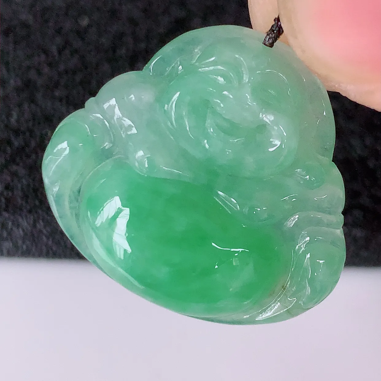 自然光实拍，冰润满绿翡翠佛公吊坠，玉笑佛，饱满，开脸喜庆，配戴优雅迷人！#57.20