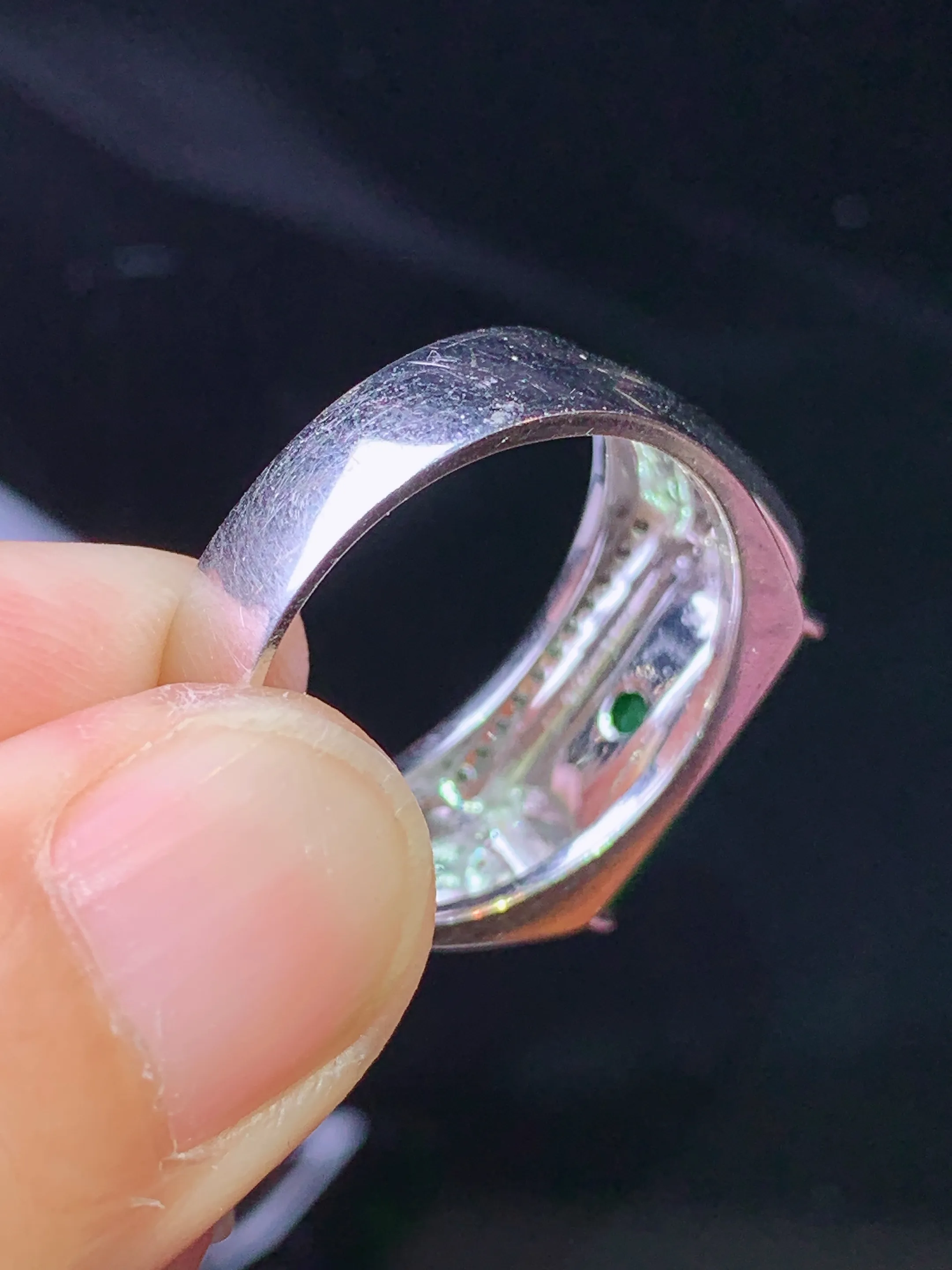 18k金钻镶嵌满绿玉柱戒指 玉质细腻 色泽清新艳丽 圈口18.5 裸石尺寸6*18*3.3