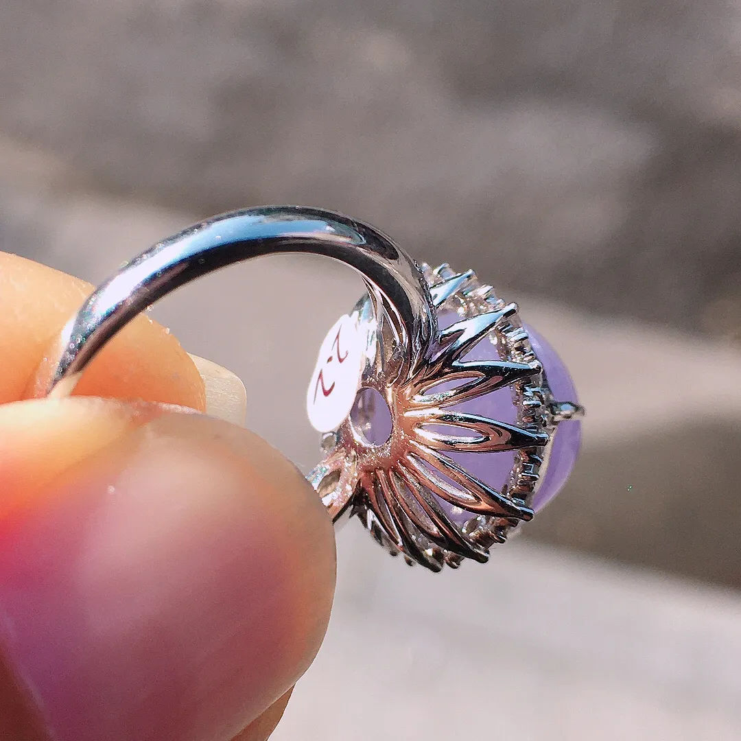 紫罗兰蛋面戒指，色泽均匀艳丽，玉质细腻，荧光感超
强，饱满圆润，尽显优雅气质，18k
金豪华镶嵌