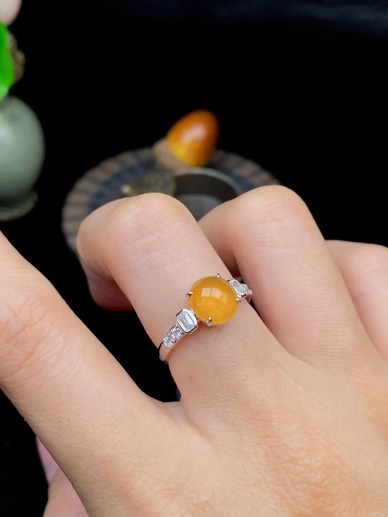 【冰种黄蛋戒指】种水上乘，晶莹剔透，纯净通透，18k金钻精美镶嵌，裸石尺寸8*7.6*3.4毫米，圈口可改