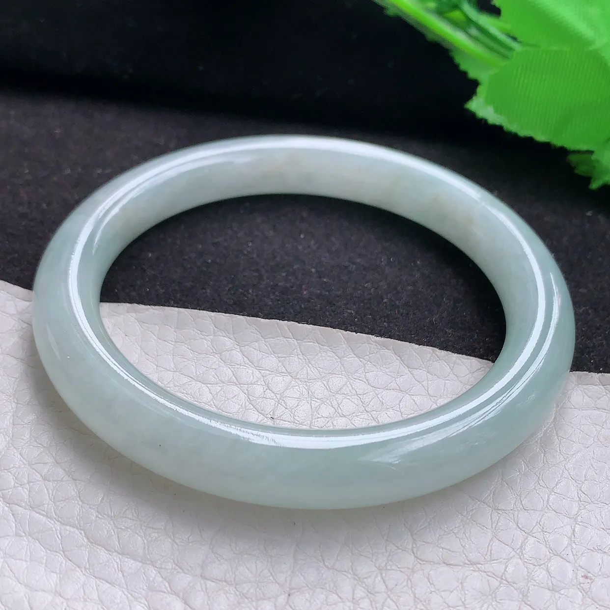 z自然光57*9.2*9美人镯 缅甸翡翠A货浅绿水润圆条玉手镯玉手环