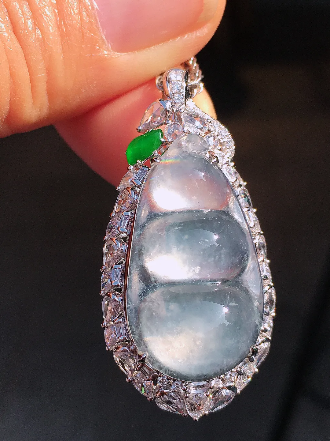 冰种福豆吊坠，玉质细腻，荧光感超
强，饱满圆润，尽显优雅气质，18k
金豪华镶嵌