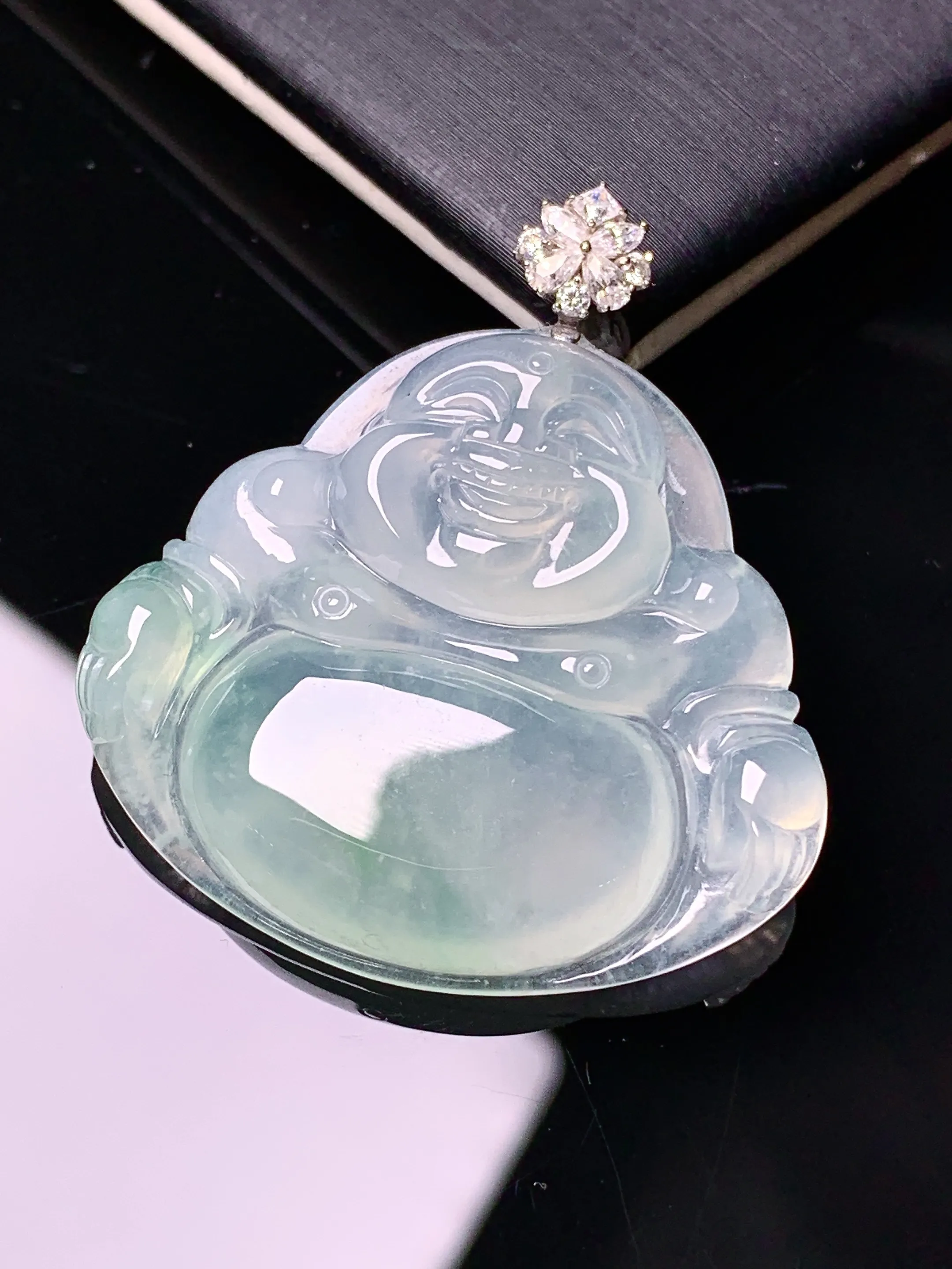 18k金钻镶嵌冰种佛公吊坠 玉质细腻 色泽清新艳丽 整体尺寸37.2*33.3*5.8