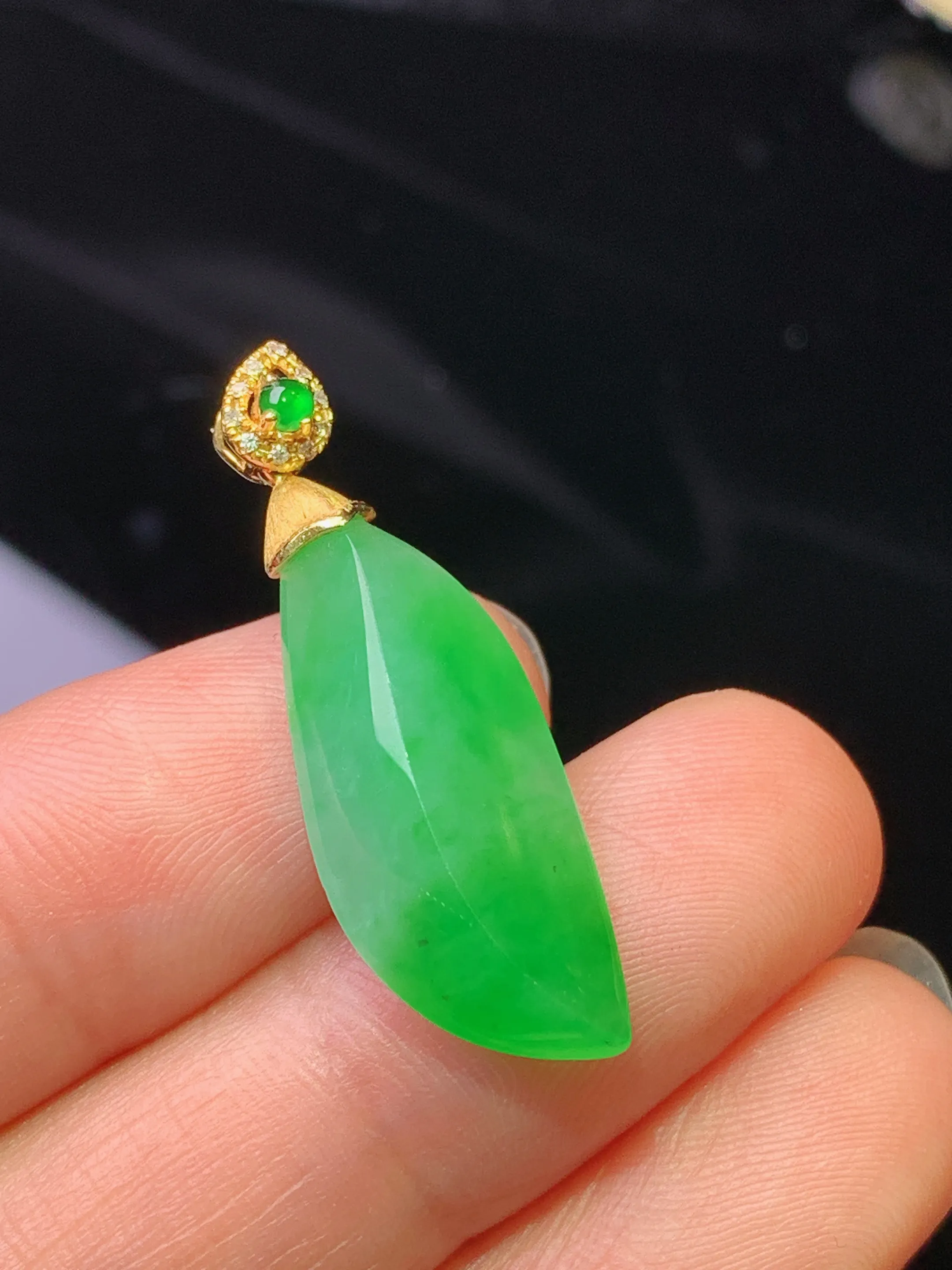 18k金钻镶嵌翠绿随形吊坠 玉质细腻 色泽清新艳丽 整体尺寸31.6*10.6*6