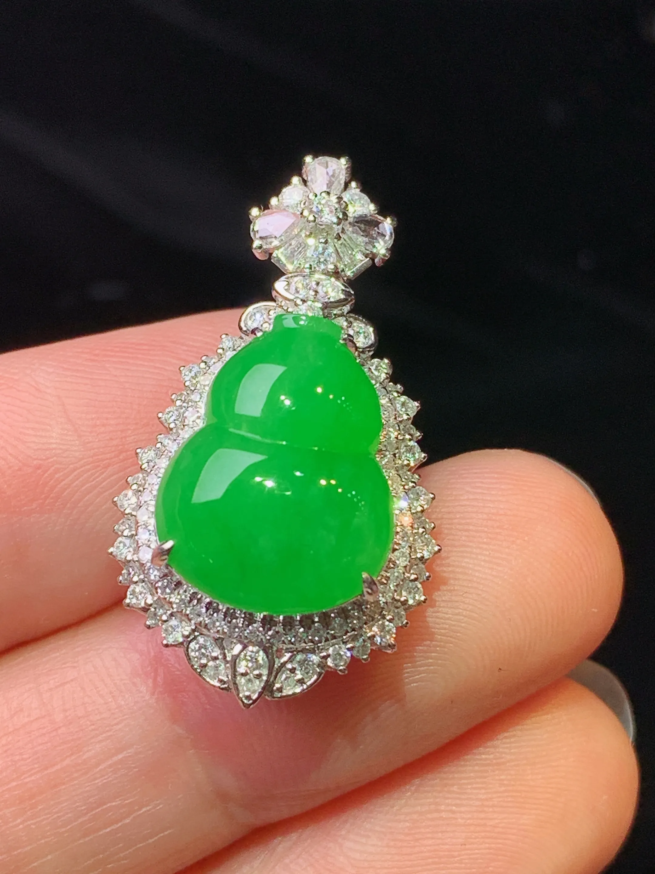 18k金钻镶嵌满绿葫芦吊坠 玉质细腻 色泽清新艳丽 整体尺寸28.7*16.3*12.5