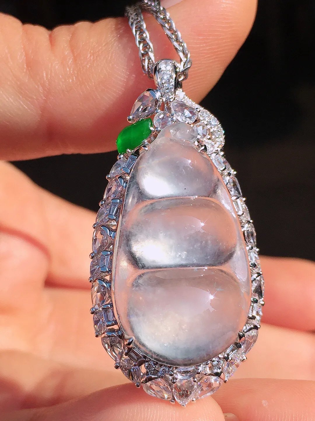 冰种福豆吊坠，玉质细腻，荧光感超
强，饱满圆润，尽显优雅气质，18k
金豪华镶嵌