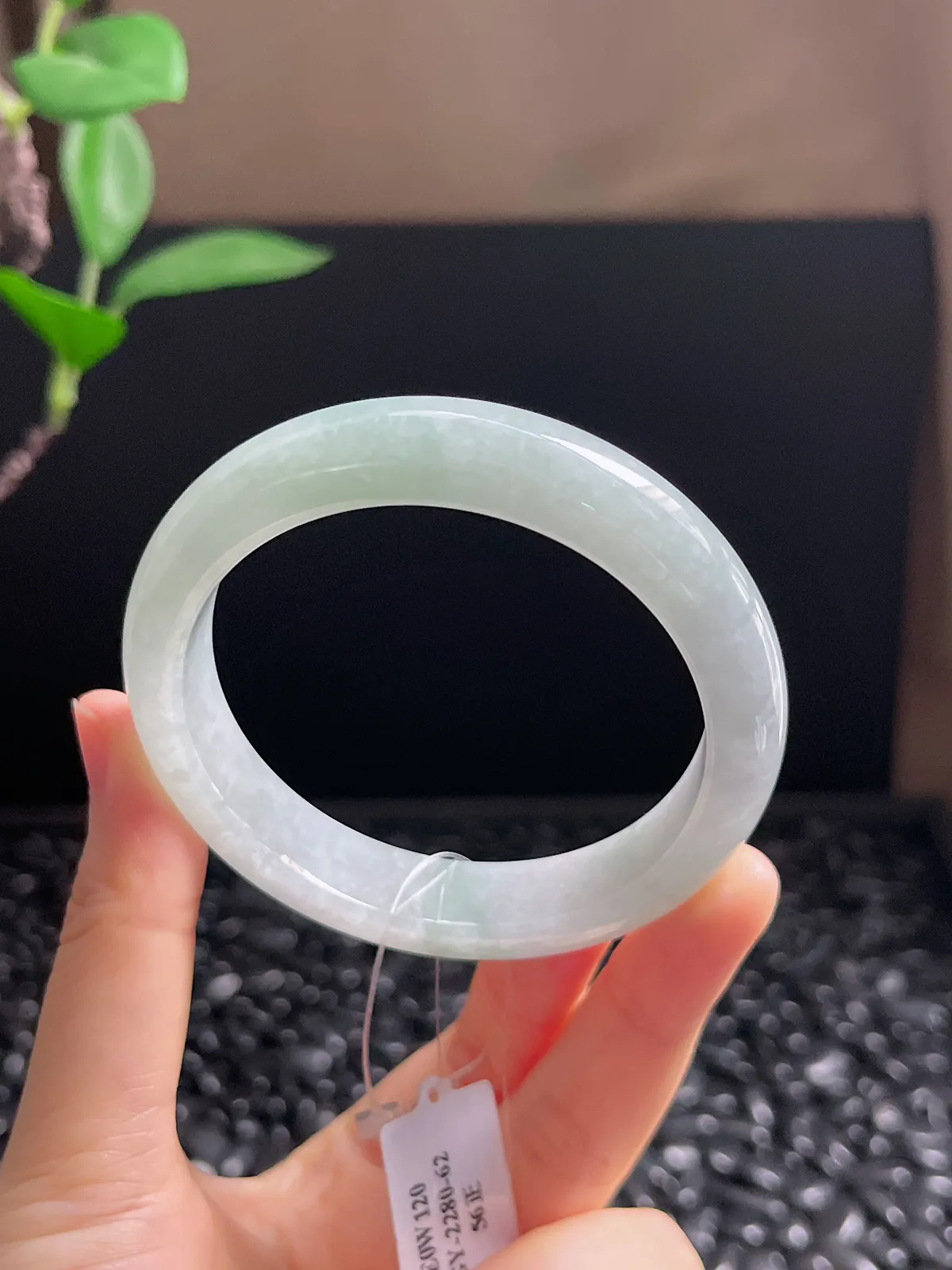 正圈56圈口，翡翠糯化种浅绿手镯