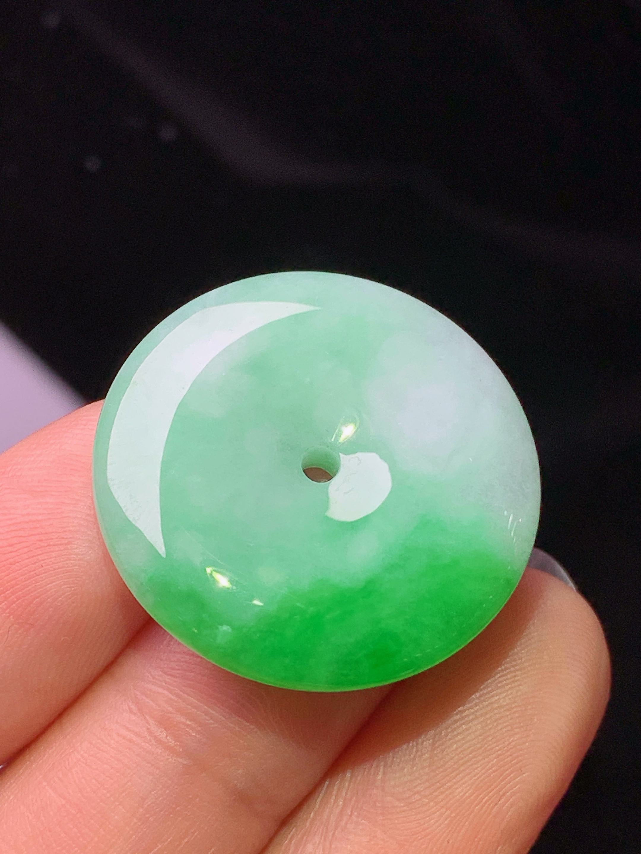 翠绿平安扣吊坠 玉质细腻 色泽清新艳丽 整体尺寸25*5.2