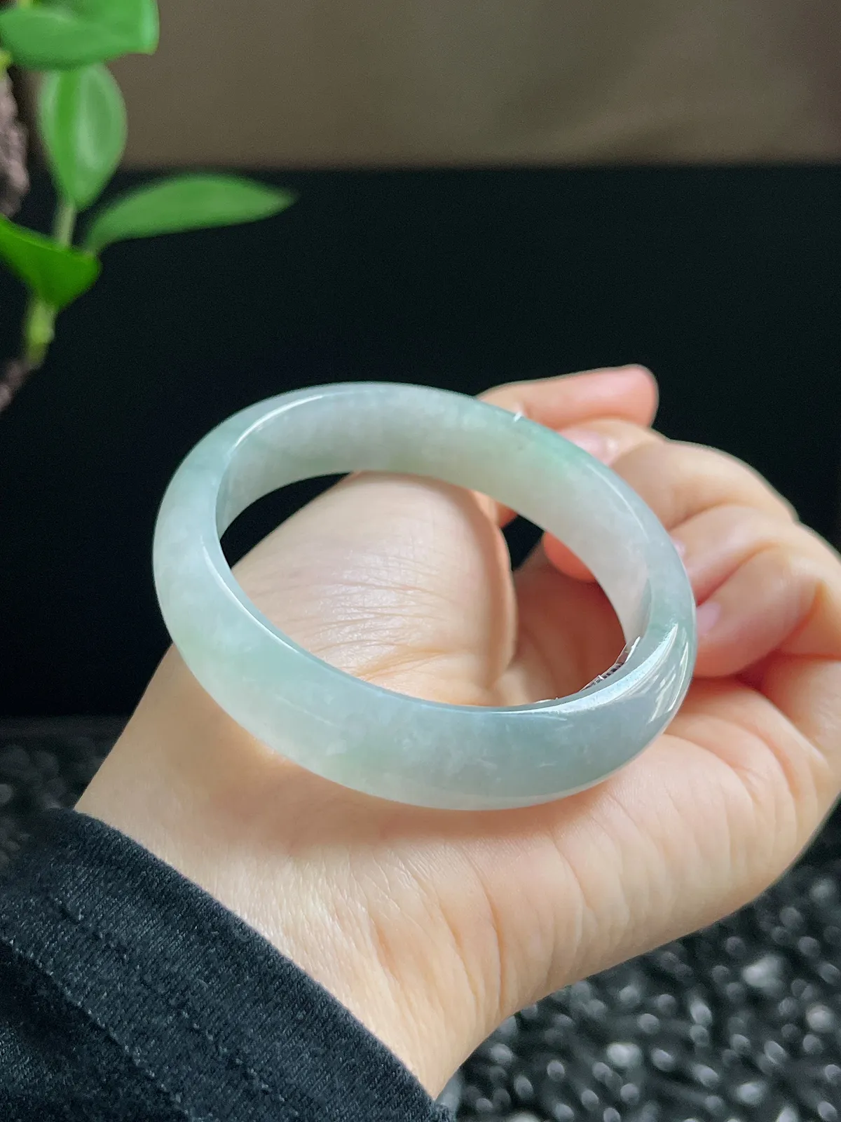 贵妃镯54.4圈口，翡翠冰糯种浅绿色手镯