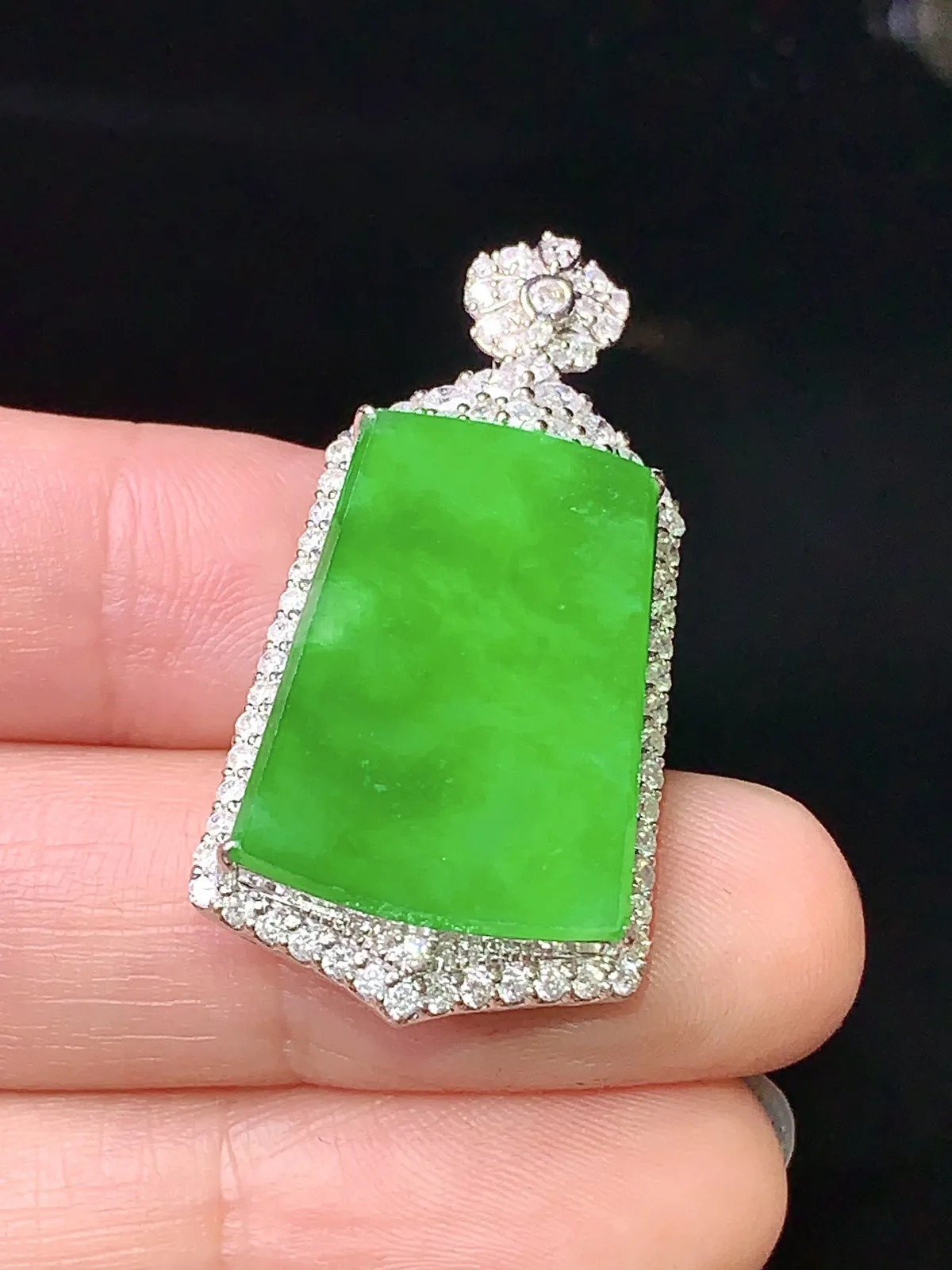 18k金钻镶嵌翠绿无事牌吊坠 玉质细腻 色泽清新艳丽 整体尺寸37*18.3*8