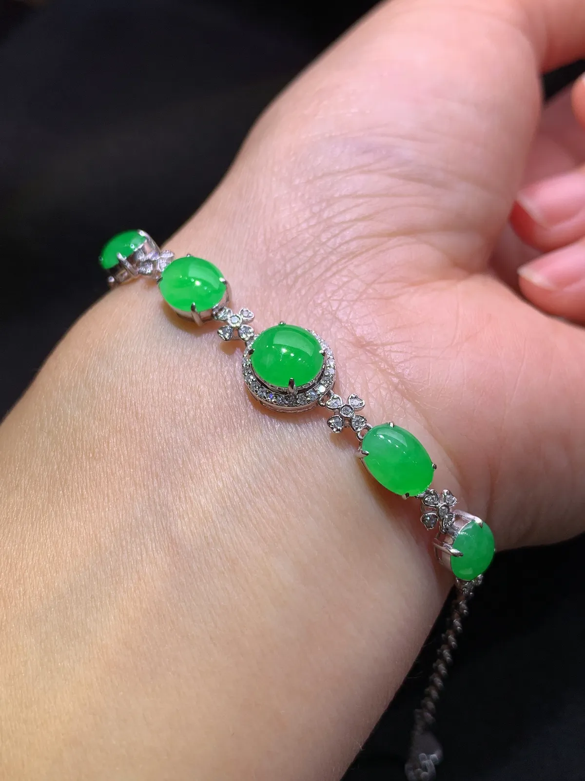 阳绿蛋面手链，18k金镶嵌，款式精美，冰润色阳，种水足，Lp 尺寸7.7*6.4*2.2