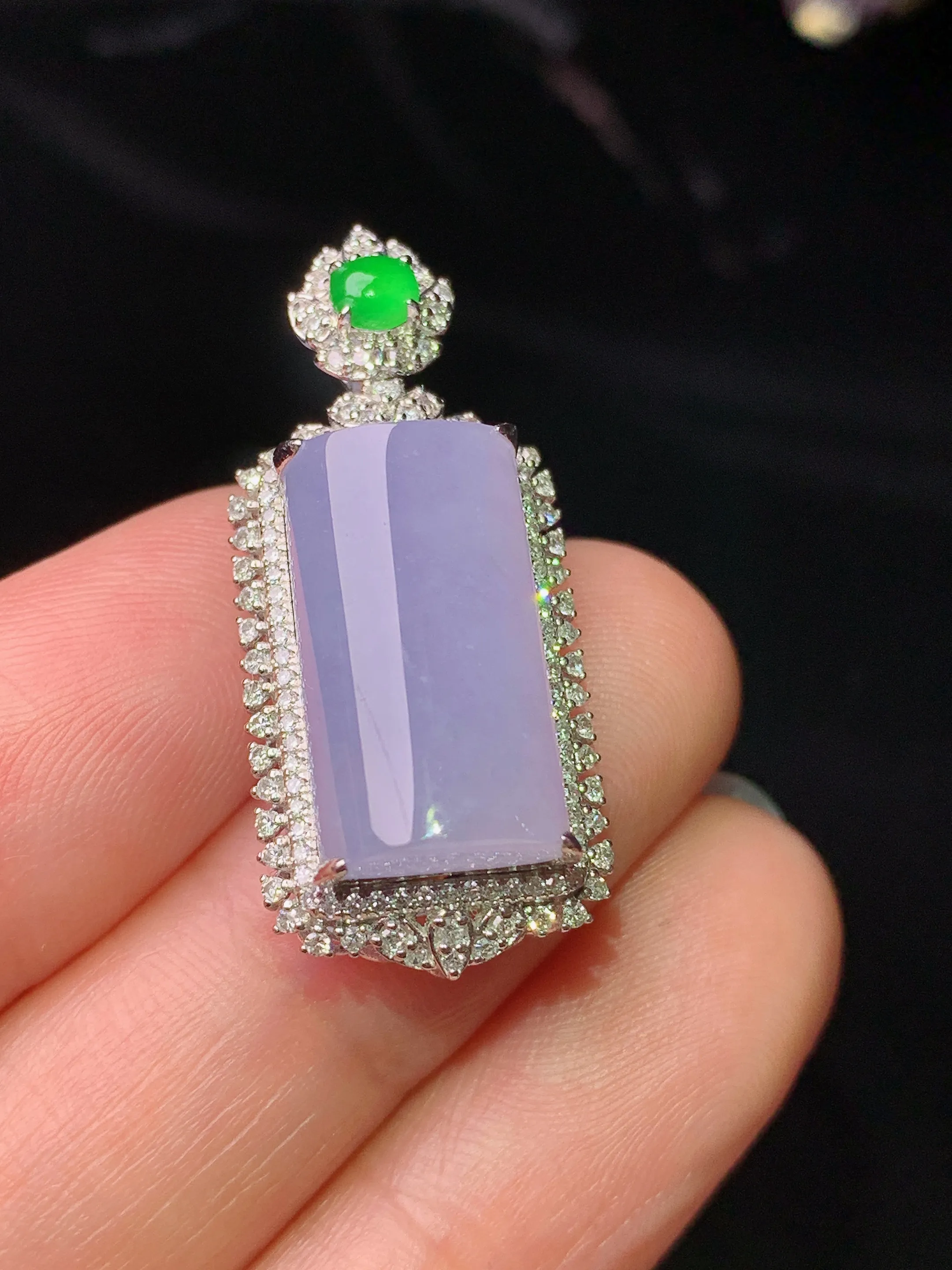 18k金钻镶嵌冰紫罗兰玉柱吊坠 玉质细腻 色泽清新艳丽 整体尺寸31.2*13.5*10.5