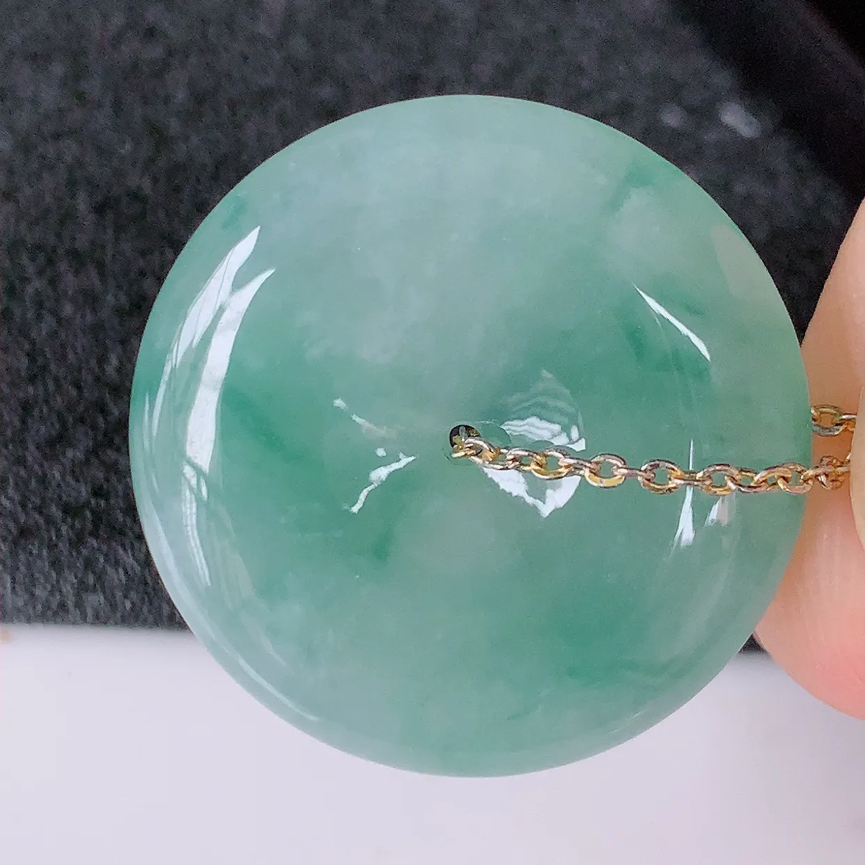 自然光实拍，冰种飘花翡翠平安扣吊坠，玉扣，平安是福；很美的料子，平安扣佩戴优雅迷人！#57.20