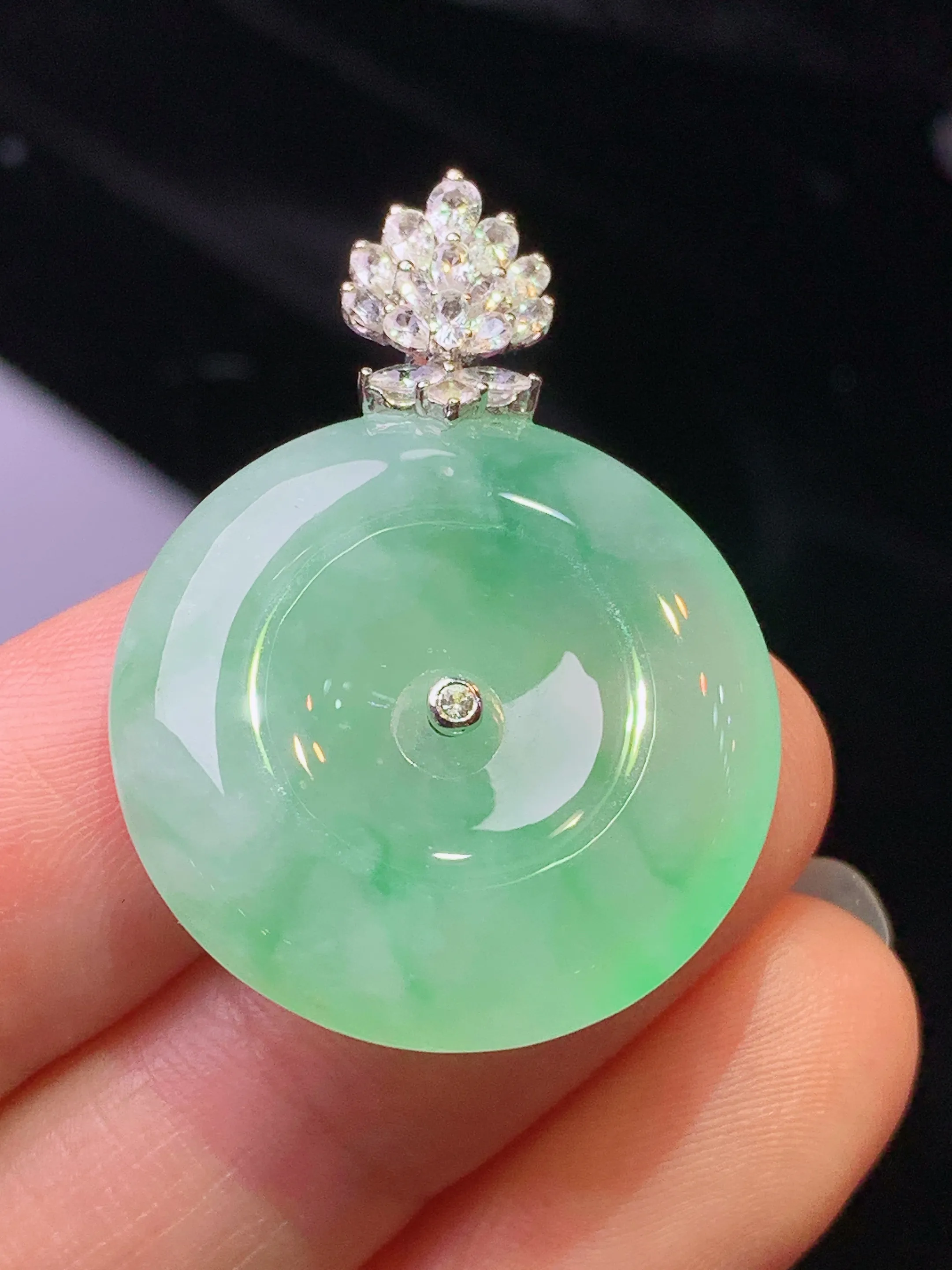 18k金钻镶嵌飘绿平安扣吊坠 玉质细腻 色泽清新艳丽 整体尺寸33.8*24.5*6.2