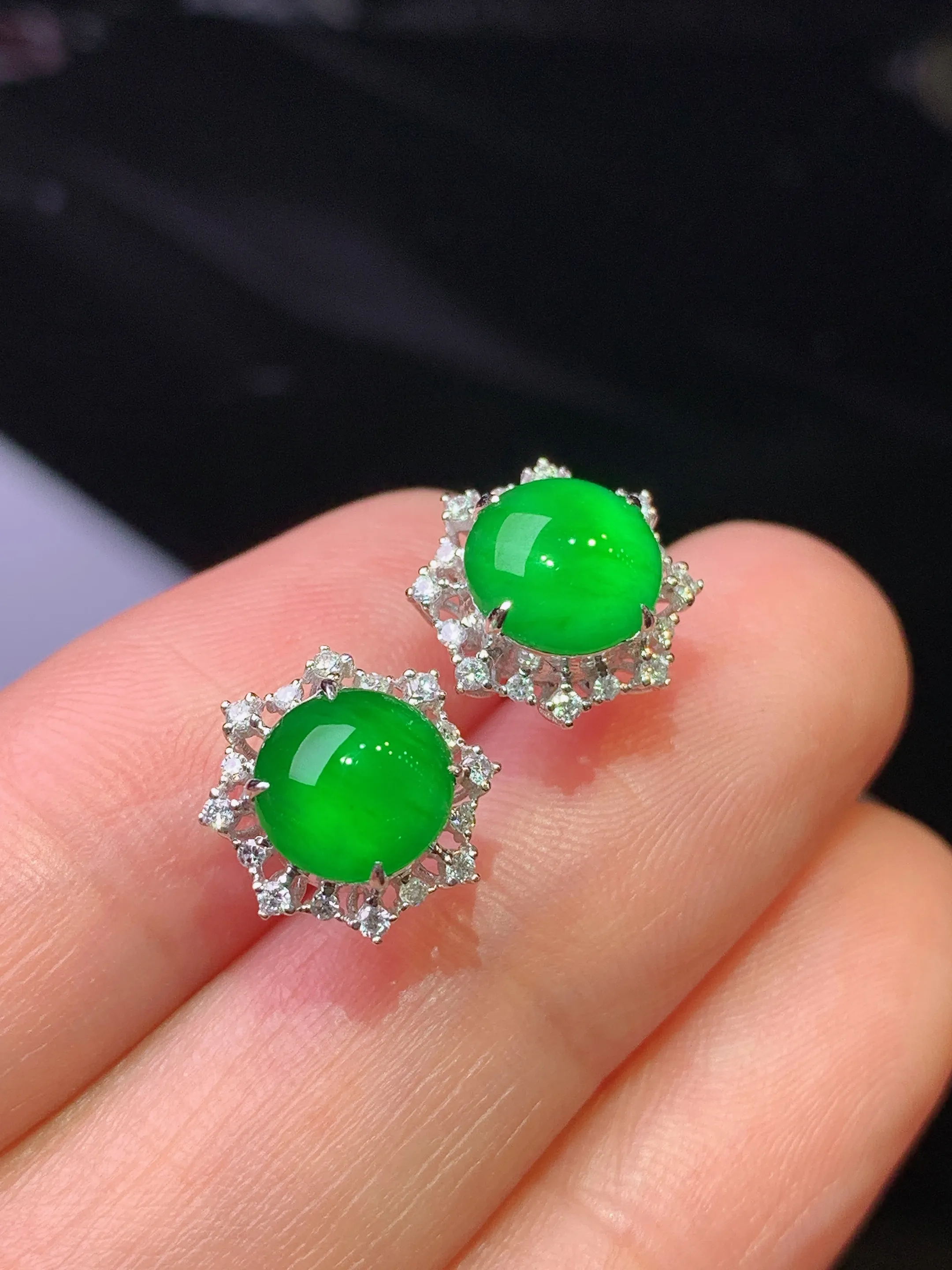 18k金钻镶嵌满绿蛋面耳钉 玉质细腻 色泽清新艳丽 整体尺寸11.3*7.8