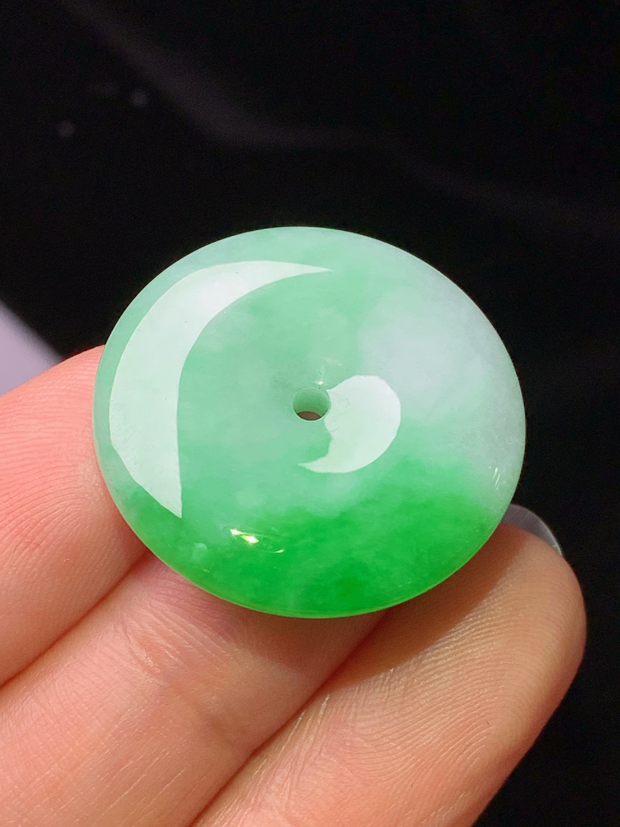 翠绿平安扣吊坠 玉质细腻 色泽清新艳丽 整体尺寸25*5.2