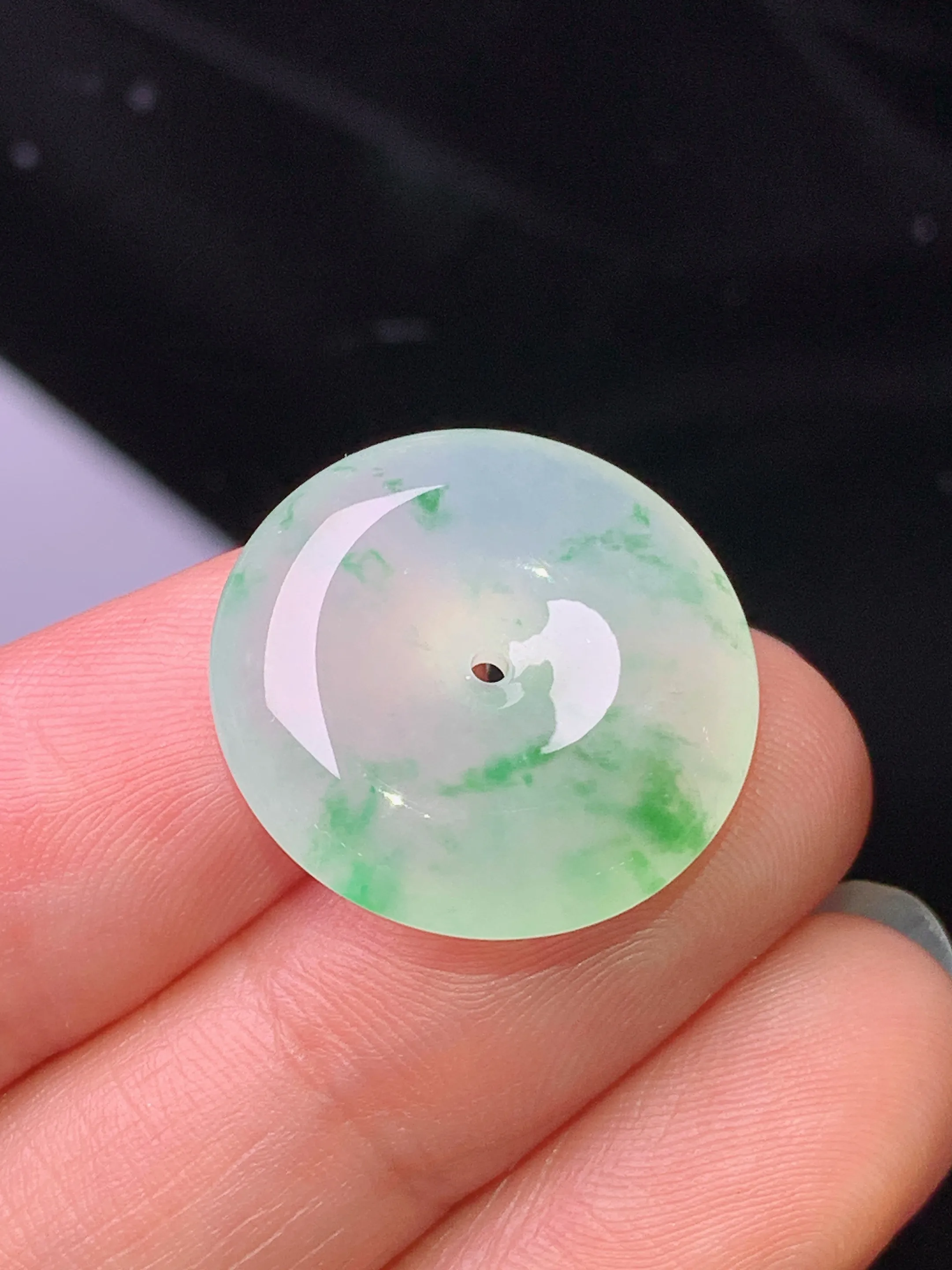 冰种飘绿平安扣吊坠 玉质细腻 色泽清新艳丽 整体尺寸20.2*5.5