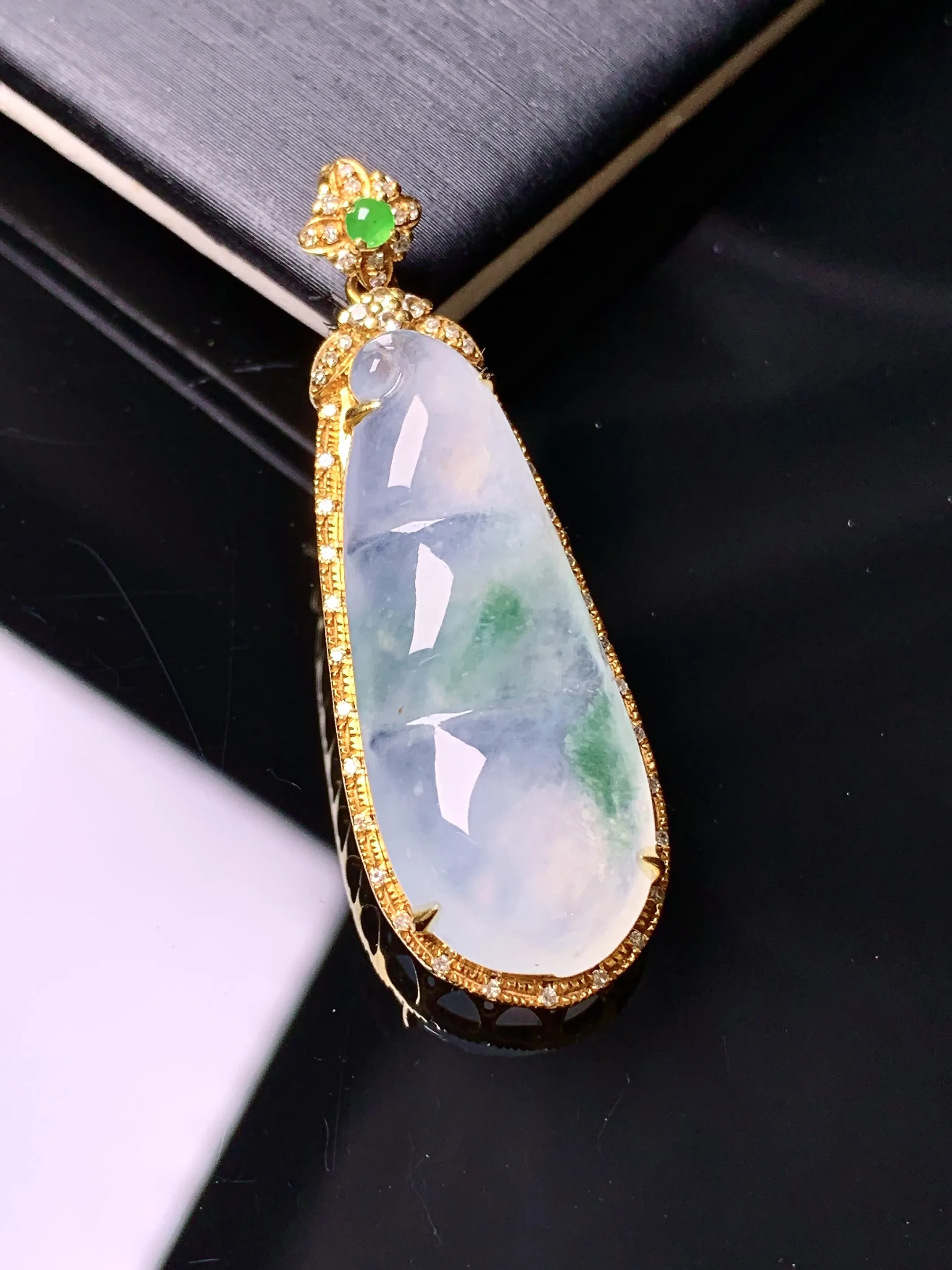 18k金钻镶嵌飘绿四季豆吊坠 玉质细腻 色泽清新艳丽 整体尺寸39.3*13.5*7.8