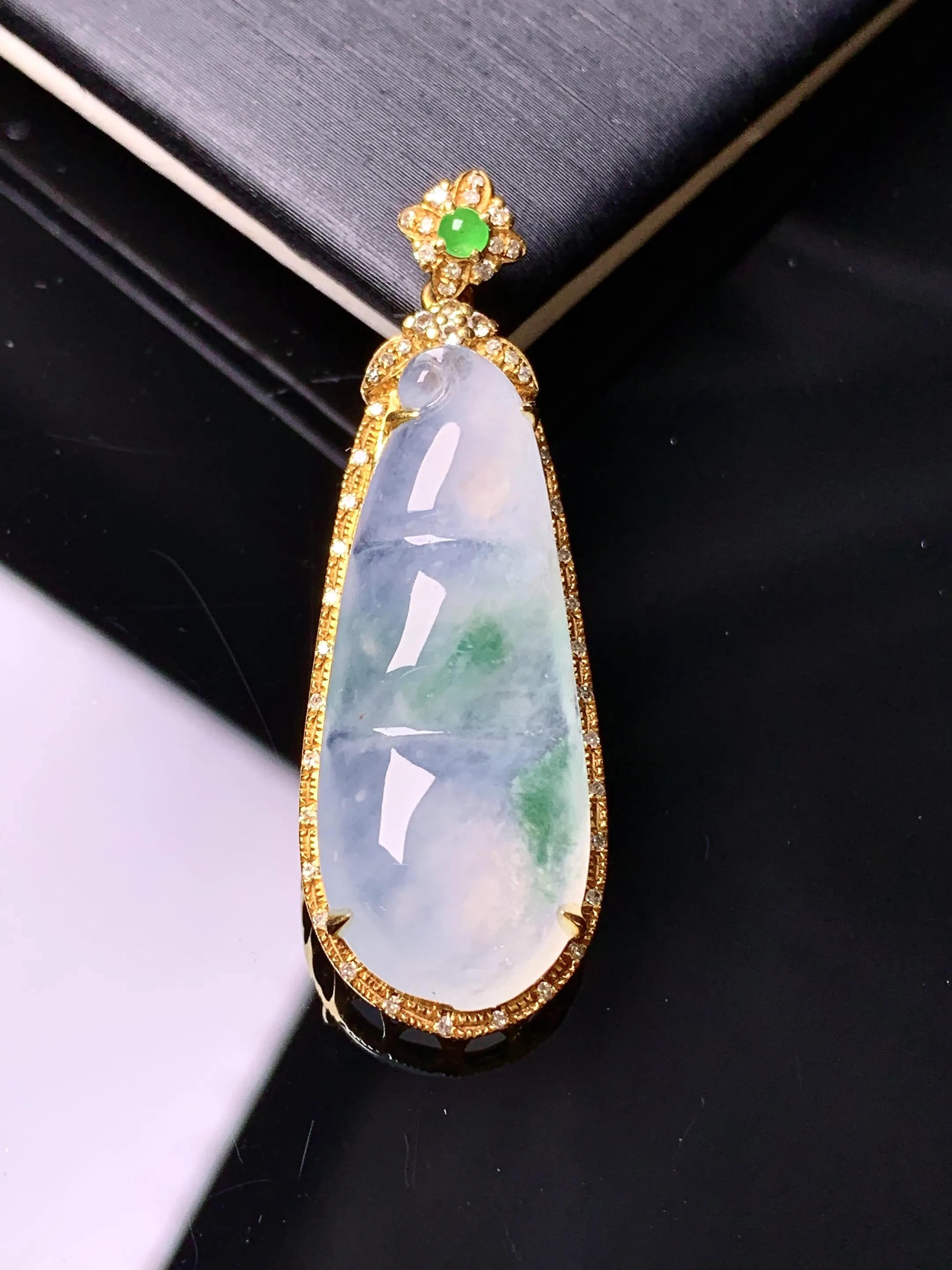 18k金钻镶嵌飘绿四季豆吊坠 玉质细腻 色泽清新艳丽 整体尺寸39.3*13.5*7.8