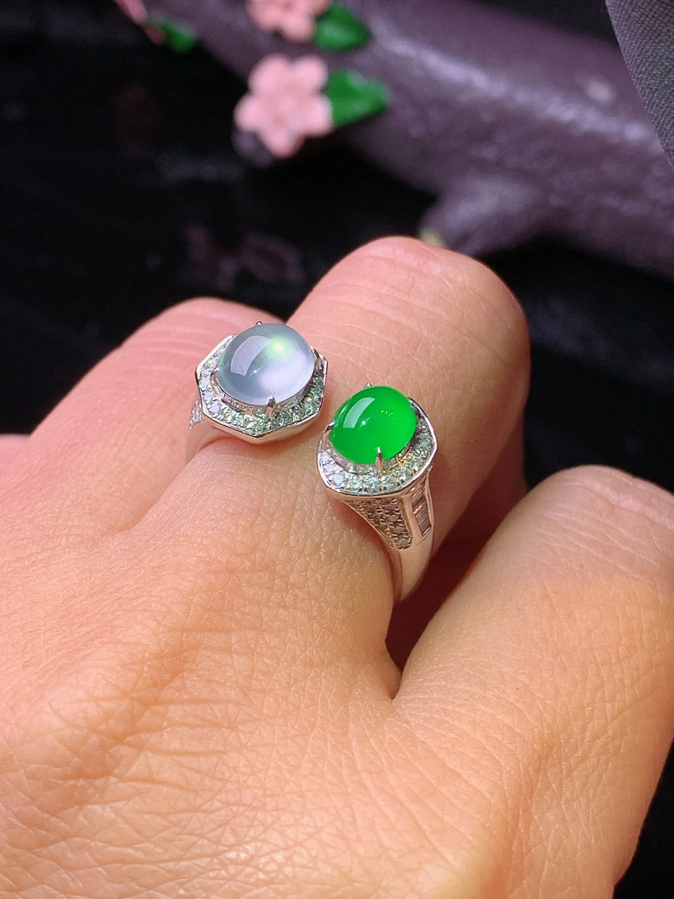 18k金钻镶嵌冰绿蛋面组合戒指 玉质细腻 色泽清新艳丽 圈口14 整体尺寸7*6*3.2