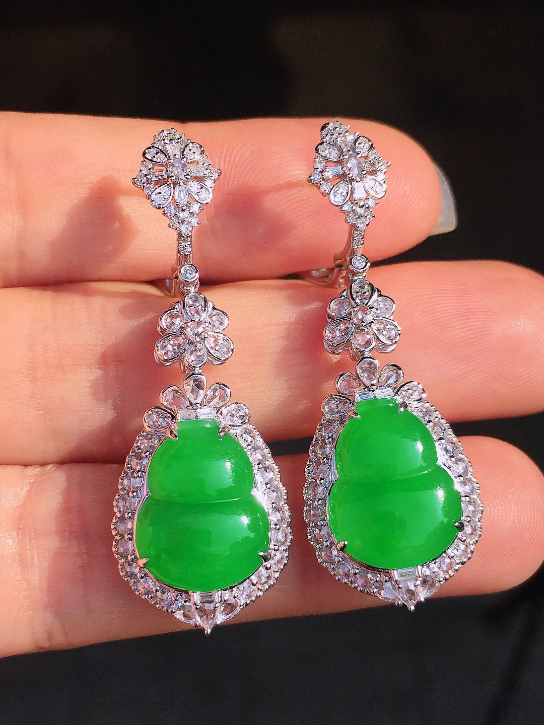 阳绿葫芦耳坠，色泽均匀艳丽，玉质细腻，荧光感超
强，饱满圆润，尽显优雅气质，18k
金豪华镶嵌