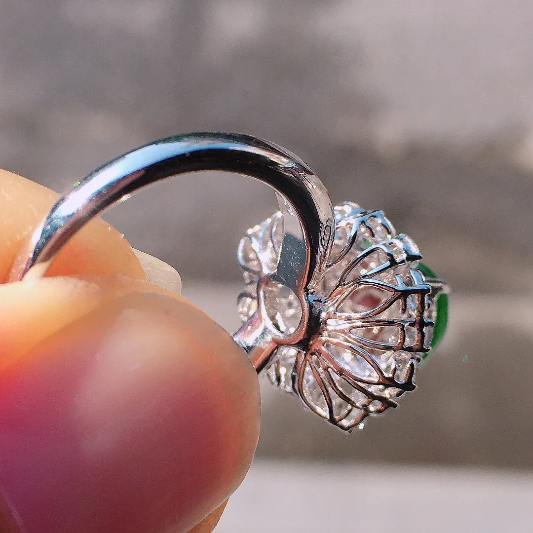 阳绿葫芦戒指，色泽均匀艳丽，玉质细腻，荧光感超
强，饱满圆润，尽显优雅气质，18k
金豪华镶嵌