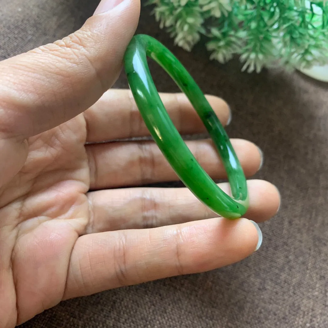 和田玉54圈口碧玉菠菜绿手镯，玉质细腻油润 底色纯净  脂粉好，品质好