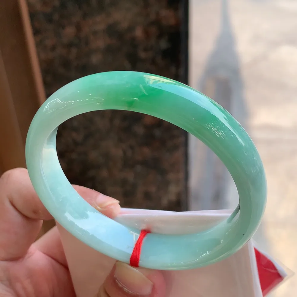 正圈冰糯翠绿 无瑕 尺寸:62.4/13.4/8 色好 大圈口🥰🥰