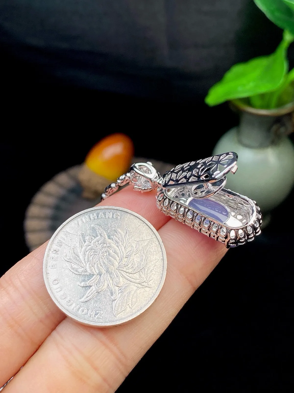 【冰种紫无事柱吊坠】质地细腻，光泽度不错，18k金钻镶嵌，裸石尺寸18.4*9.2*3.6毫米