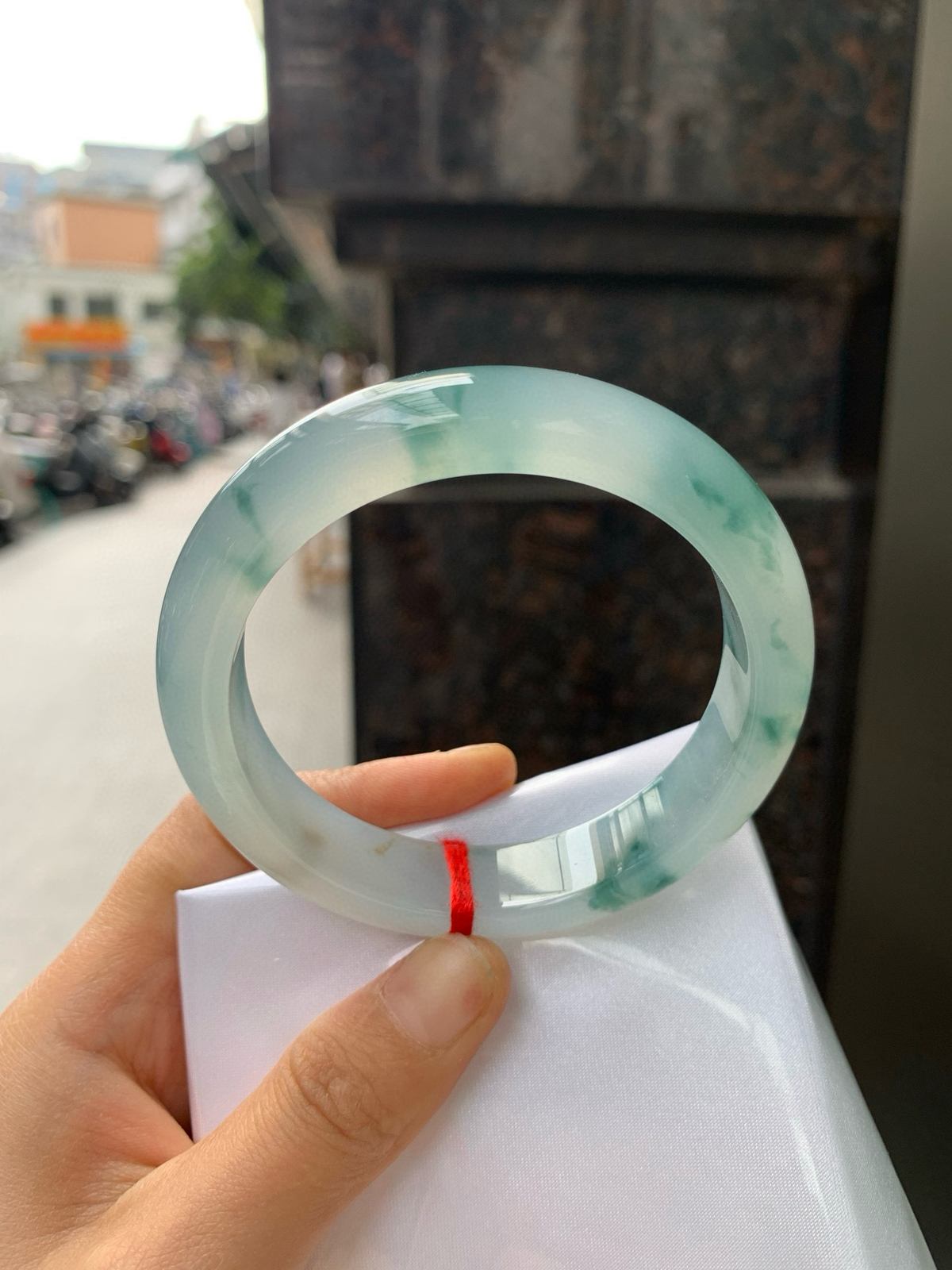 冰飘蓝花正圈
57.5-12.8-8.7
底妆纯净冰透，胶感十足，蓝花像水墨丹青一样，在水中晕染开来，蕴含着传统的韵味美，勾勒出一副唯美的山水意境画，上手典雅知性，温婉端庄