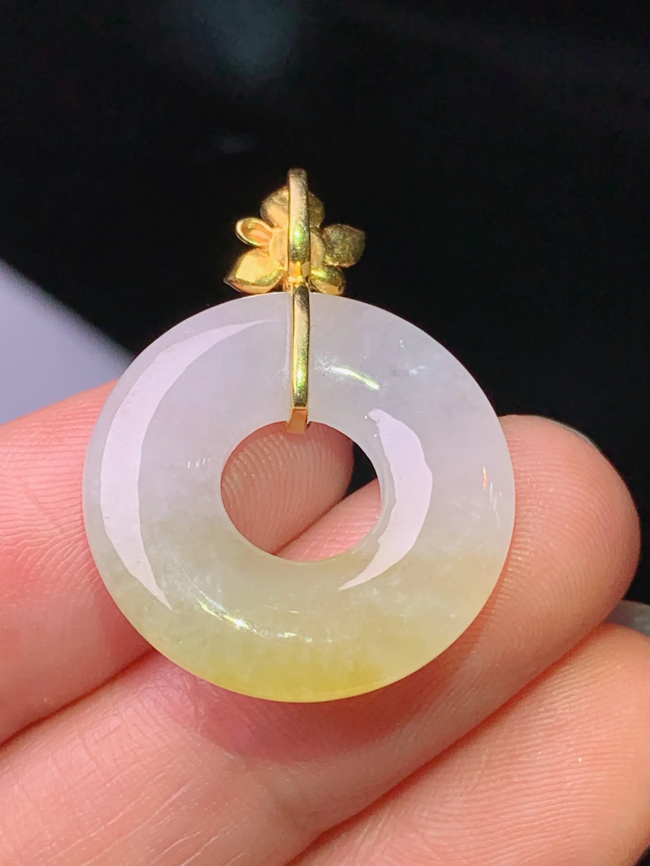 18k金钻镶嵌飘黄翡平安环吊坠 玉质细腻 色泽清新艳丽 整体尺寸29.2*21.5*4.2
