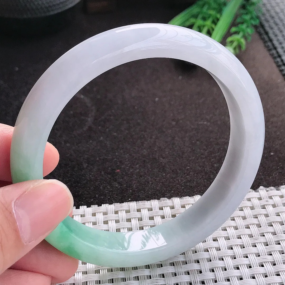 天然A货翡翠62.5/12.4/8.5老坑精美温润飘绿手镯大圈口宽边玉镯