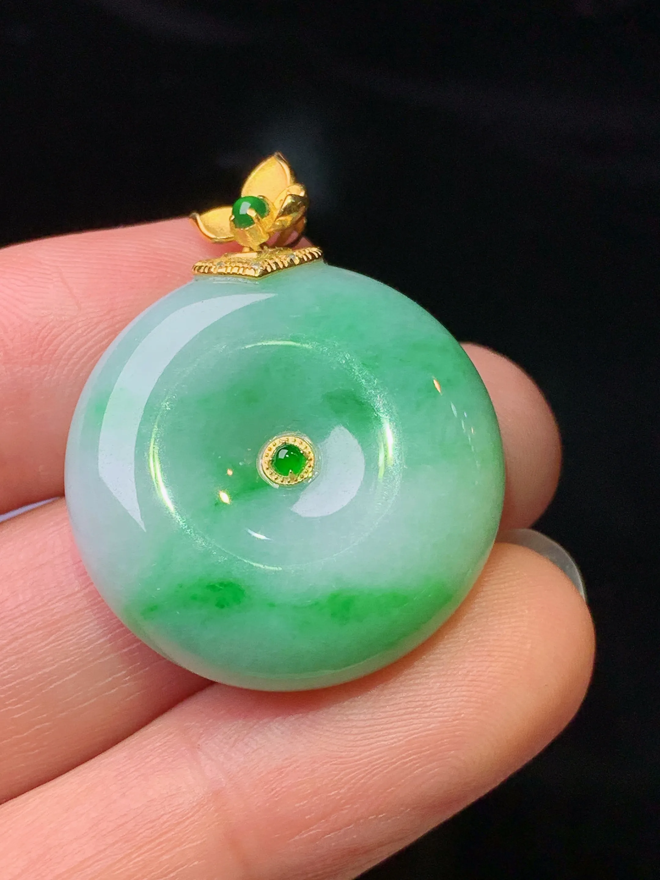 18k金镶嵌飘绿平安扣吊坠 玉质细腻 色泽清新艳丽 整体尺寸32.2*24.7*8.2