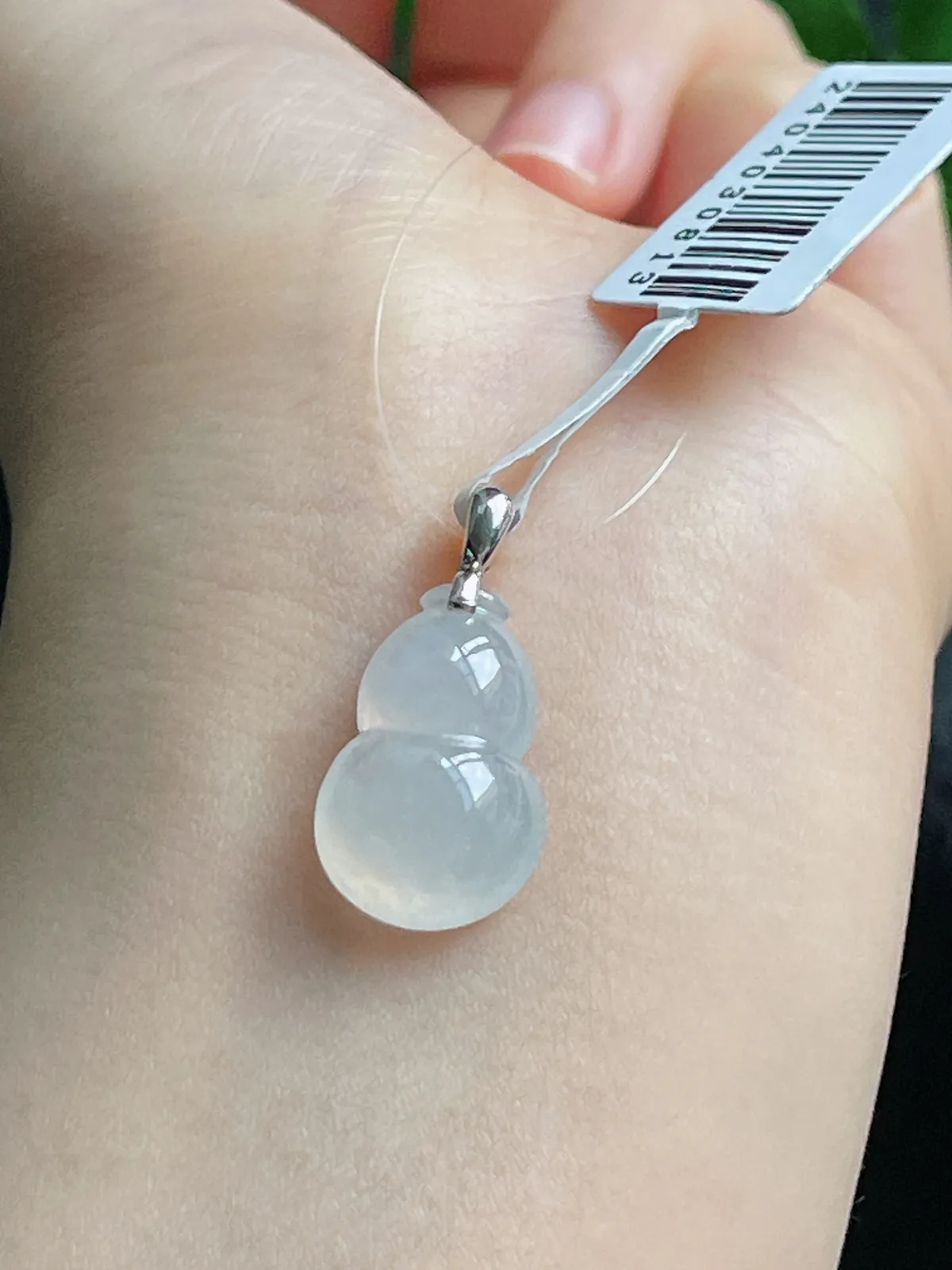 18k金镶嵌翡翠冰种白色葫芦