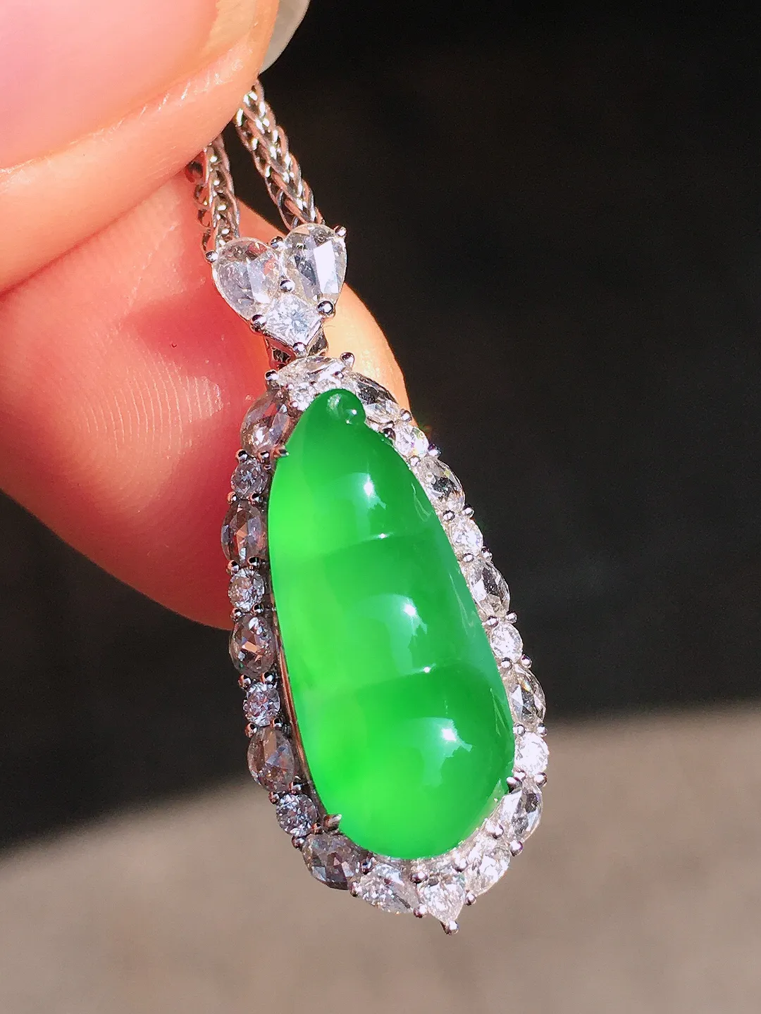 阳绿福豆吊坠，色泽均匀艳丽，玉质细腻，荧光感超
强，饱满圆润，尽显优雅气质，18k
金豪华镶嵌