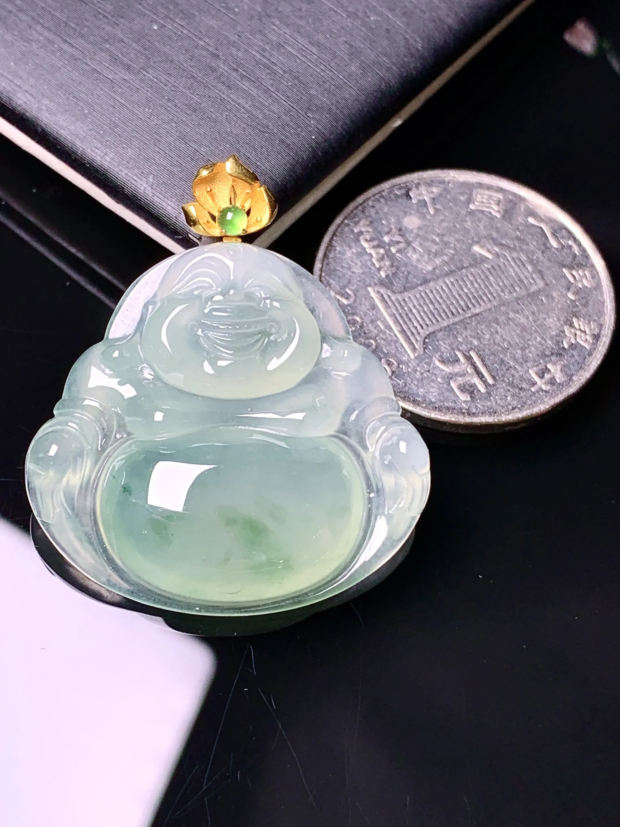 18k金镶嵌飘绿佛公吊坠 玉质细腻 色泽清新艳丽 整体尺寸34*29.6*6.3