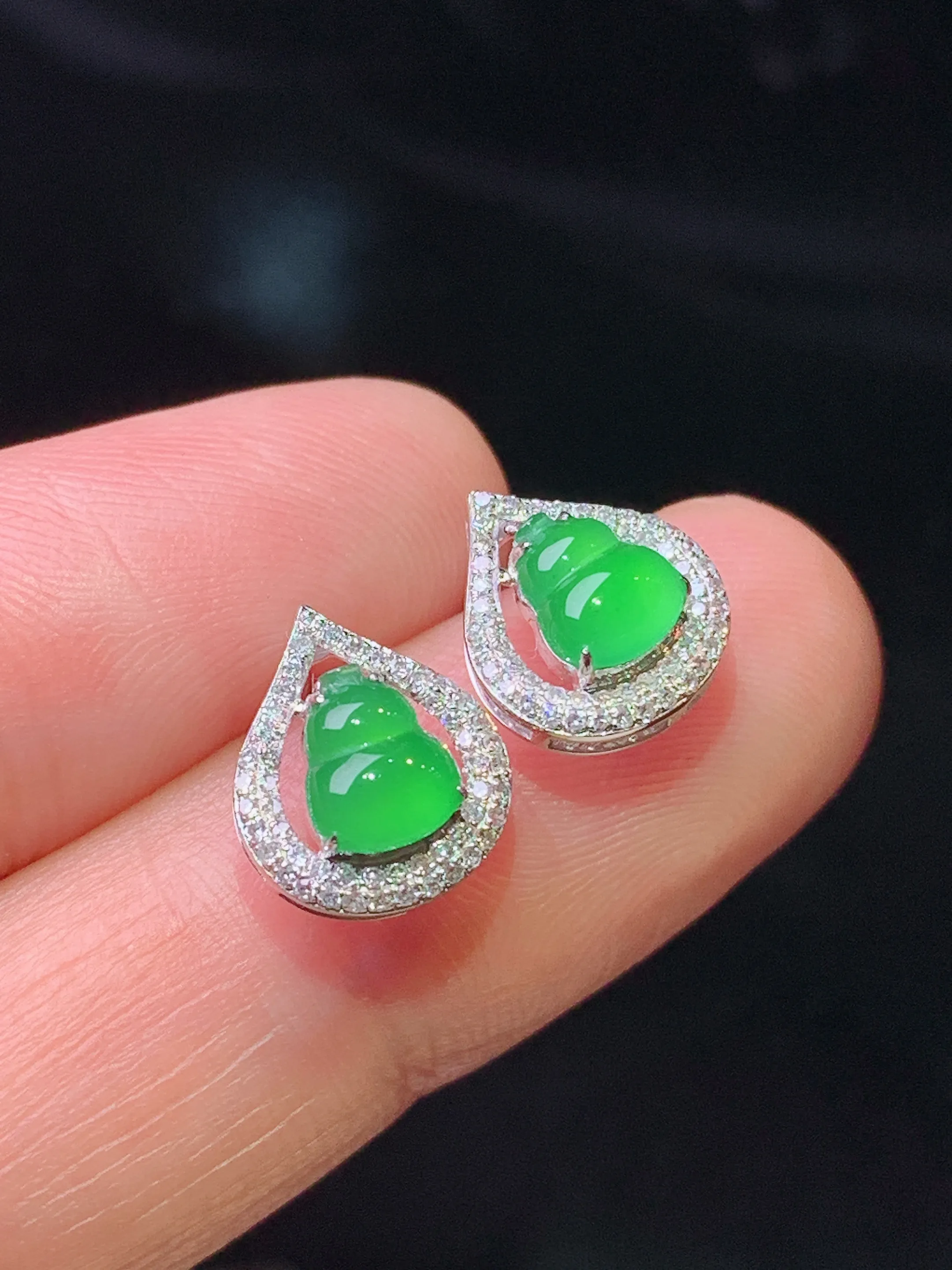 18k金钻镶嵌满绿葫芦耳钉 玉质细腻 色泽清新艳丽 整体尺寸10.8*9*4.7
