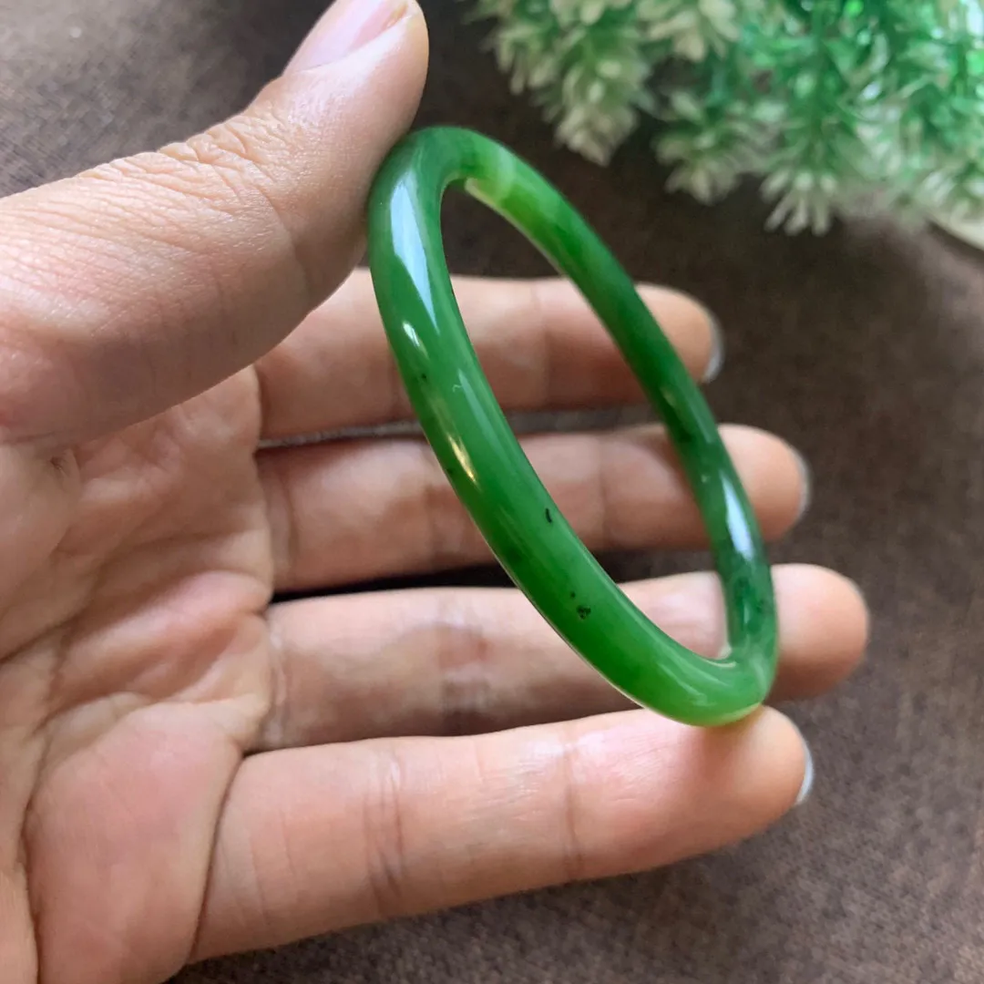 和田玉54圈口碧玉菠菜绿手镯，玉质细腻油润 底色纯净  脂粉好，品质好