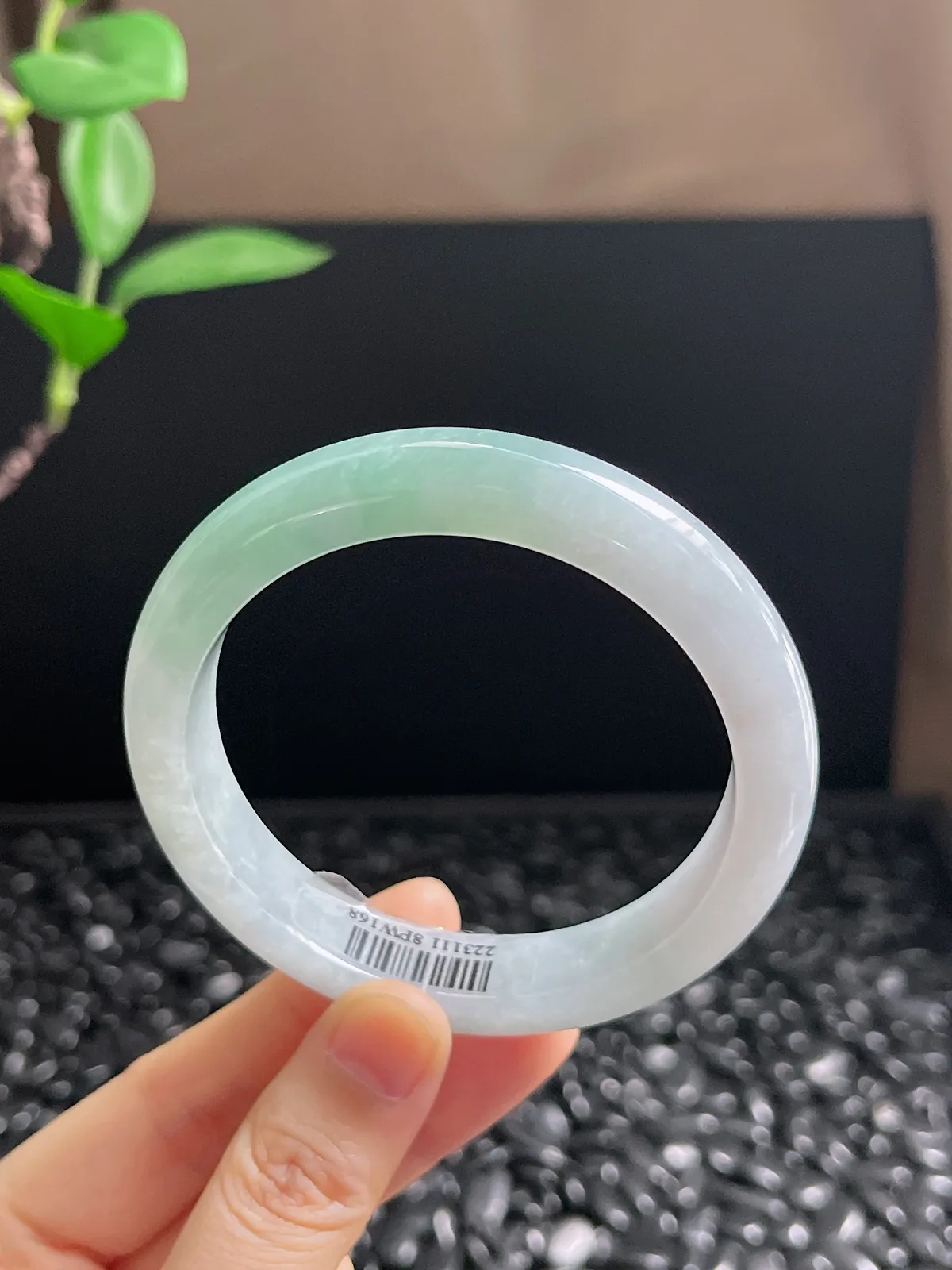 正圈57.9圈口，翡翠冰糯种淡绿色手镯