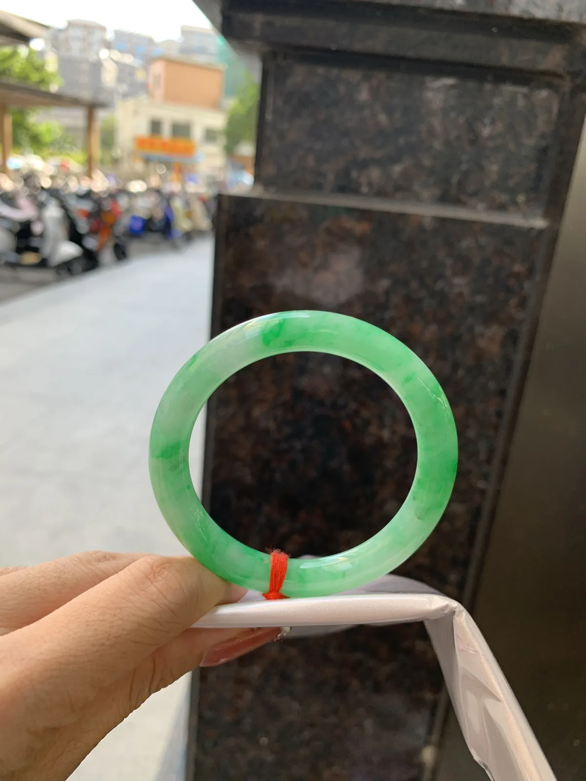 私人链接#满绿美人条
51.6-8.4-8.8
完美，底妆细腻，近满绿鲜艳青翠，色泽均匀分布，举手投足之间散发出来的贵气感