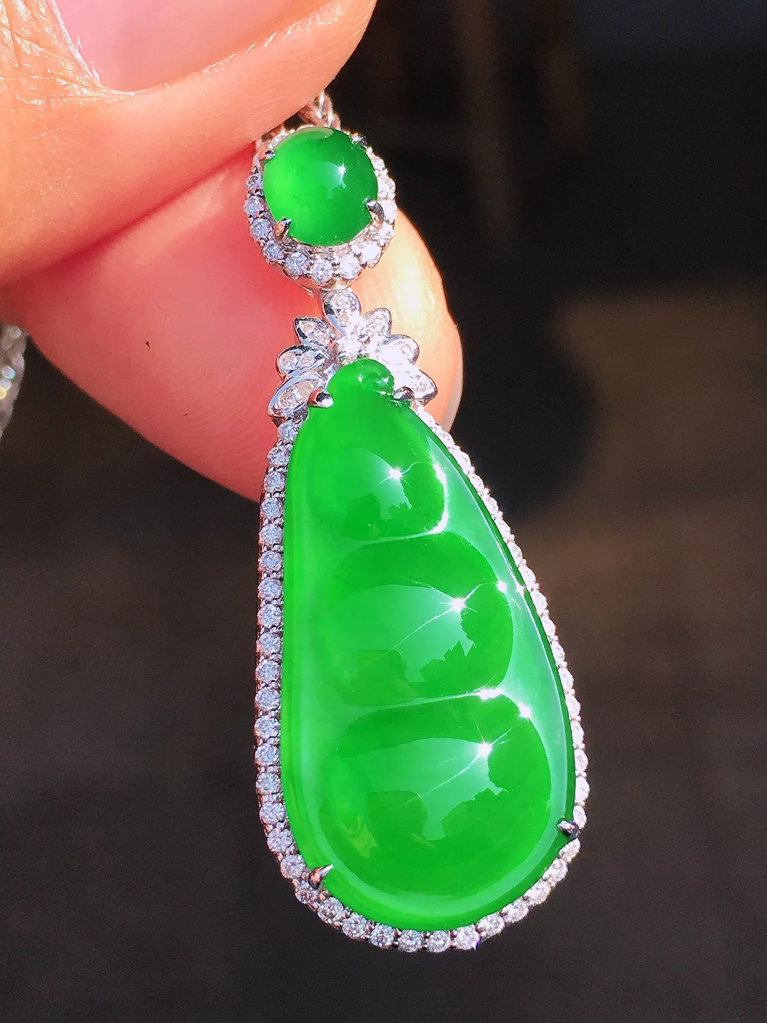 阳绿福豆吊坠，色泽均匀艳丽，玉质细腻，荧光感超
强，饱满圆润，尽显优雅气质，18k
金豪华镶嵌