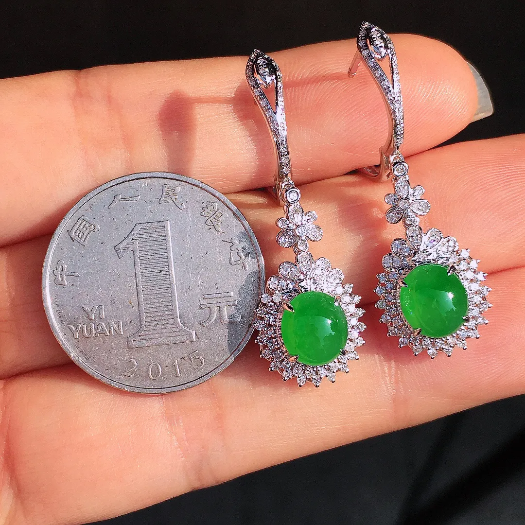 阳绿蛋面耳坠，色泽均匀艳丽，玉质细腻，荧光感超
强，饱满圆润，尽显优雅气质，18k
金豪华镶嵌