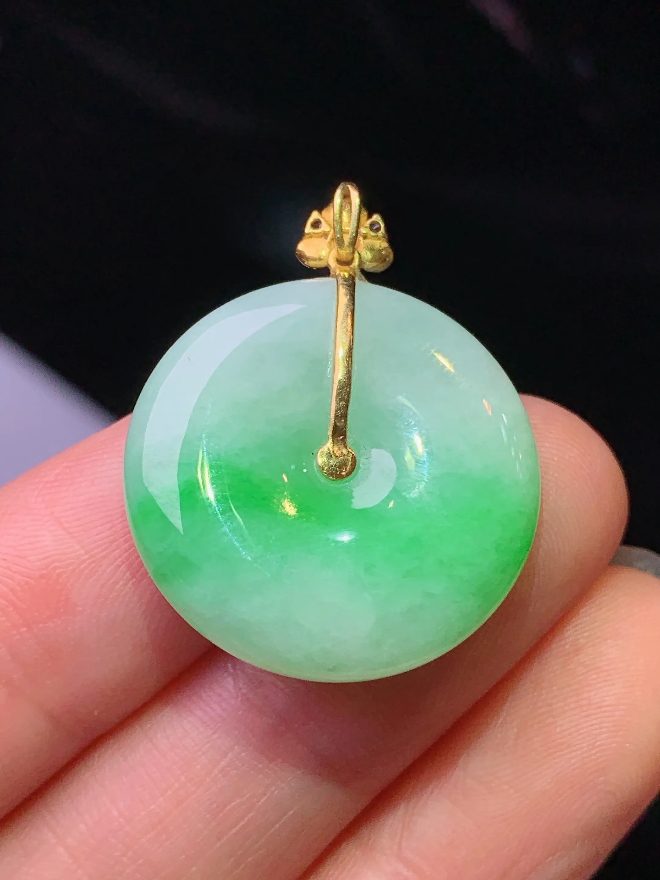 18k金钻镶嵌翠绿平安扣吊坠 玉质细腻 色泽清新艳丽 整体尺寸28.7*22.7*5.8