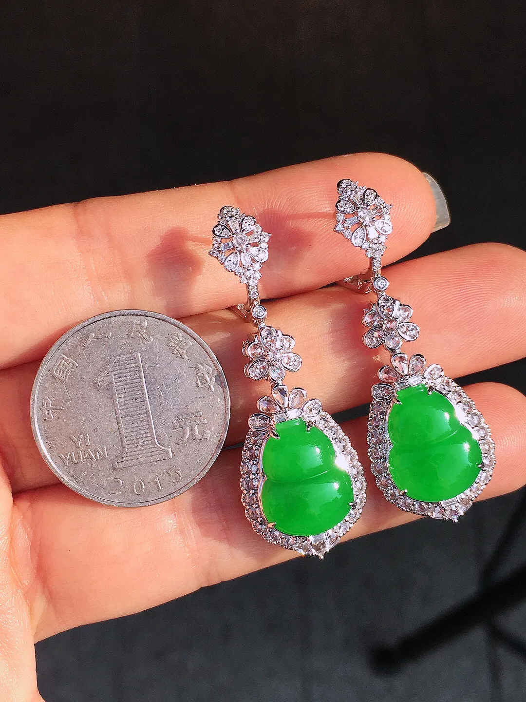 阳绿葫芦耳坠，色泽均匀艳丽，玉质细腻，荧光感超
强，饱满圆润，尽显优雅气质，18k
金豪华镶嵌