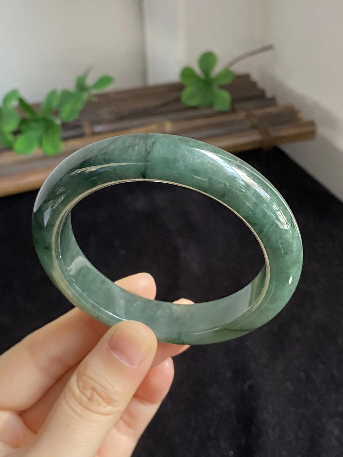 正圈54.4圈口，翡翠糯化种飘绿手镯