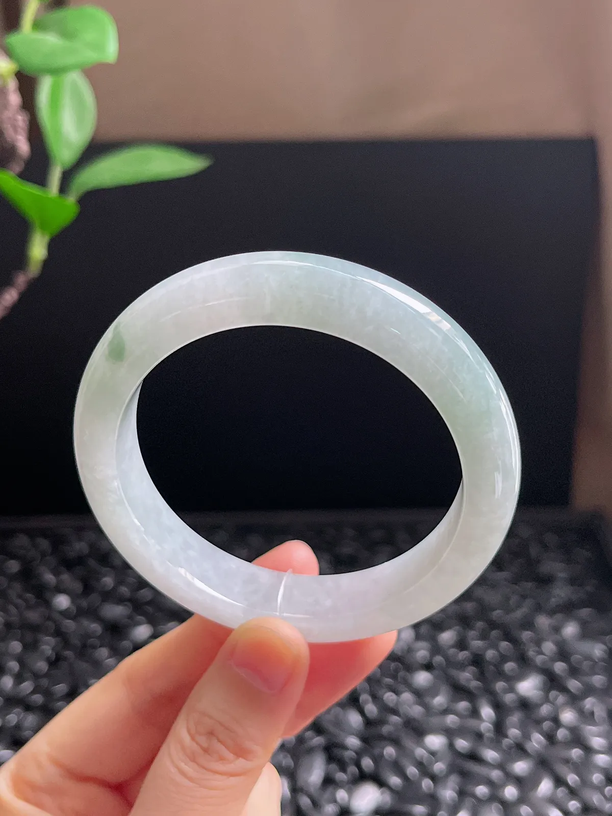 正圈56.2圈口，翡翠冰糯种飘绿手镯